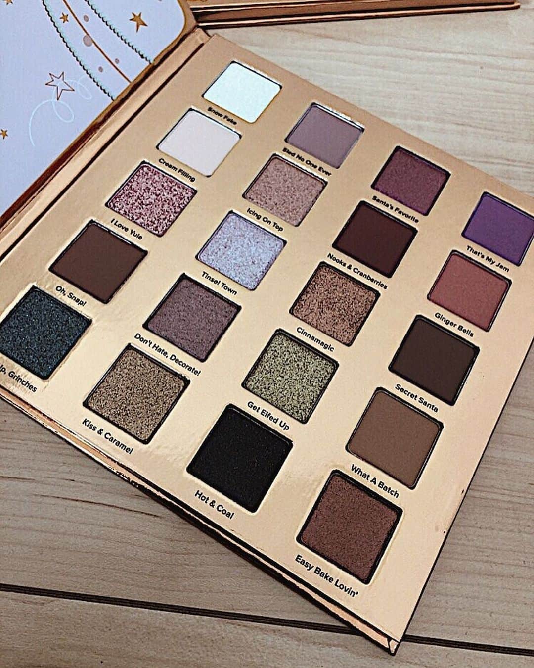 Shioneさんのインスタグラム写真 - (ShioneInstagram)「やーっと届いた @toofaced のホリデーコレクションコスメ🎄🥺❤️❤️！ ㅤㅤㅤㅤㅤㅤㅤㅤㅤㅤㅤㅤㅤ 私は @sephora で購入しました！ ㅤㅤㅤㅤㅤㅤㅤㅤㅤㅤㅤㅤㅤ 使えないものが無いし何より可愛すぎてもう即決でした😂🍂❤️ パッケージも可愛すぎるよね🥺😭❤️ ㅤㅤㅤㅤㅤㅤㅤㅤㅤㅤㅤㅤㅤ 購入品動画も撮ったので近々アップします🧡🧡 ㅤㅤㅤㅤㅤㅤㅤㅤㅤㅤㅤㅤㅤ サンタさんが来たみたいにワクワクしたーーーー🎅🎁 ㅤㅤㅤㅤㅤㅤㅤㅤㅤㅤㅤㅤㅤ #instagram  #liquidlipstick  #japan  #メイク  #YouTube  #cosmetics #love #me #makeup  #fashion #メイク動画  #メイク #コスメ  #holidaycollection #gingerbread #新作 #アイシャドウ  #toofaced #eyeshadow #秋コスメ #新作コスメ #christmas @toofacedlovesjapan」10月27日 16時18分 - shione__1101
