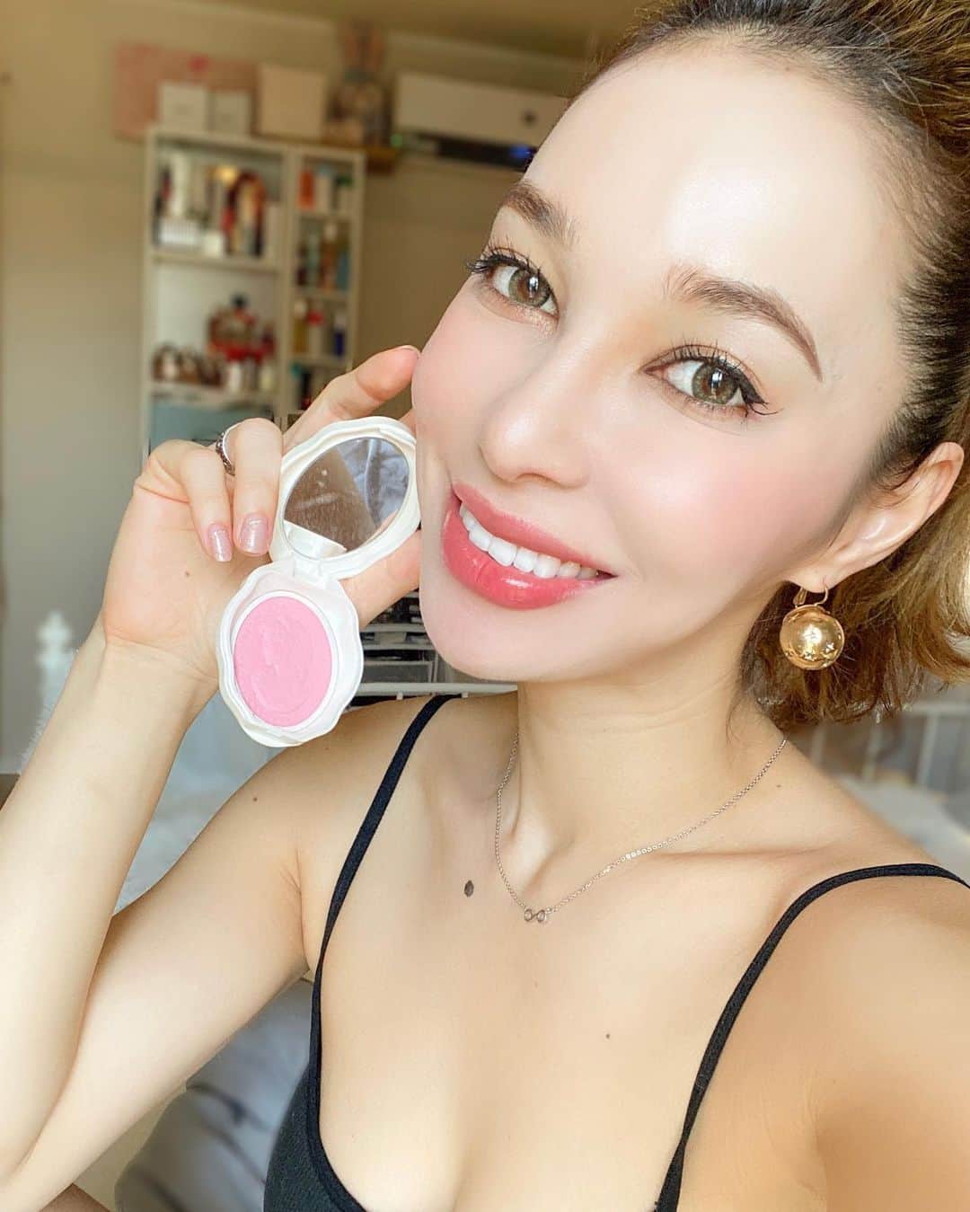のインスタグラム：「#Review . ラデュレのチークが最近のお気に入り❤︎ パールなどが入ってない、シンプルでナチュラルな 仕上がりがナチュラルメイクにぴったり！💕 ケースも可愛くて、小さいので持ち運びに便利💯 私が使ってる色は02番だけど、他にもカラーバリエーションが 沢山あるの！ 02番はアイシャドウとしても使ってます❤︎ 次はコーラル系が欲しいなぁ💕 . . . Para quem ama blush com efeito natural, eu indico Laduree! Esse blush não tem brilho, ótimo para ser usado durante o dia😌💕 . . In live with my new Laduree cheek powder! It’s good for a natural 💄 makeup❤︎ . . . #makeup #cheek #blush #mua #laduree #beauty #maquiagem #resenha #cosmetic #メイク　#メイク動画　#チーク　#ラデュレ#ビューティー　#おしゃれ　#インスタグラマー#ラデュレコスメ#大丸京都」
