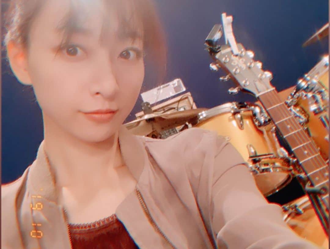 長谷川萌美さんのインスタグラム写真 - (長谷川萌美Instagram)「. . 少し前のあれこれを前の投稿から載せています . #showroom や #fmport 「GOLDEN SOUNDay♪」の収録 無くなってしまった京都の円山コンサートのフライヤーも 残しておこう。 . 最後の写真は生写真撮影の飾り付け途中経過の写真🎃👻❤️ .  #ビタスイ #goldensounday #生写真 #halloween #ハロウィン #完売」10月27日 16時26分 - moemi_hasegawa