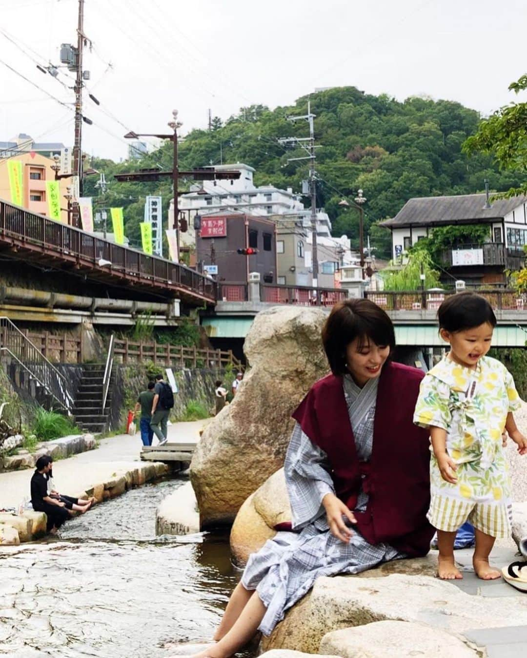 村上萌さんのインスタグラム写真 - (村上萌Instagram)「結婚して7年。出逢って10年。﻿ 夫はその間に川崎→群馬→神戸→札幌→大阪とチームを移籍し、神戸時代まで学生だった私は、この人と結婚しても自分のしたい仕事をするには？と考えて起業。﻿ ﻿ 期せずして始まった二拠点生活も、7年が経過。﻿ 今では当たり前の日常だけど、敢えて言葉にしてみると、この生活のおかげで、優先順位が明確になった。﻿ ﻿ 必ずどちらの日々も期間限定で、移動中は、着いた時に叶えたい野心が溢れるように出てくるし、﻿ 時間に制約があるおかげで、会いたい人、行きたいところ、今しかないタイミングを逃すことも少なくなった。﻿ ﻿ もちろん、物理的にできないことも沢山あるけど、私はこの旅のようなバランスの生活はなかなか気に入ってる。﻿ 「いつでもできる」と思うことがないから、おじいちゃんの座右の銘だった一期一会が体現できるような気がする。﻿ ﻿ そんな二拠点生活者の私と、移住を決めてそこでの暮らしを実現する方をゲストに招いてトークショー& 理想の暮らしを叶えるための、課題解決ワークショップを行います。﻿ ゲストは栃木県那須塩原市でゲストハウスを運営する @ayanotoyoda さん。﻿ ﻿ 今回は栃木県庁のサポートにより栃木の旬の食材を使ったスペシャルケータリングと、ギフトもご用意して、めちゃめちゃ豪華。﻿ ﻿ 私からのお知らせがギリギリとなってしまい、今日が締め切りですが、栃木に限らず、私たちが生きる人生100年時代をどう生きるか？﻿ そんなことを考えるきっかけにも、参加していただけたら嬉しいです。私自身すごく楽しみ。﻿ ﻿ お待ちしています🤝﻿ ﻿ 【日付】﻿ 2019年11月17日（日）﻿ ﻿ 【時間】﻿ 第1部：11:00-13:00﻿ 第2部：15:00-17:00﻿ ﻿ 【場所】﻿ NEXTWEEKEND HOUSE﻿ 東京都渋谷区神宮前3-42-11﻿ ローザビアンカ105号室﻿ ﻿ 【内容】﻿ ・スペシャルトークショー﻿ 「2拠点生活と移住、それぞれの生き方と暮らしの仕方」﻿ ・理想の暮らしを叶えるための、課題解決ワークショップ﻿ ・栃木の旬食材を満喫！スペシャルパーティケータリング提供﻿ ・栃木県益子町に構えるパン屋「日々舍」の詰め合わせギフトプレゼント﻿ ﻿ 【定員】各回30名﻿ 【参加費】¥1,000  応募方法はストーリーのリンクよりご確認ください🙏」10月27日 16時29分 - moemurakami_