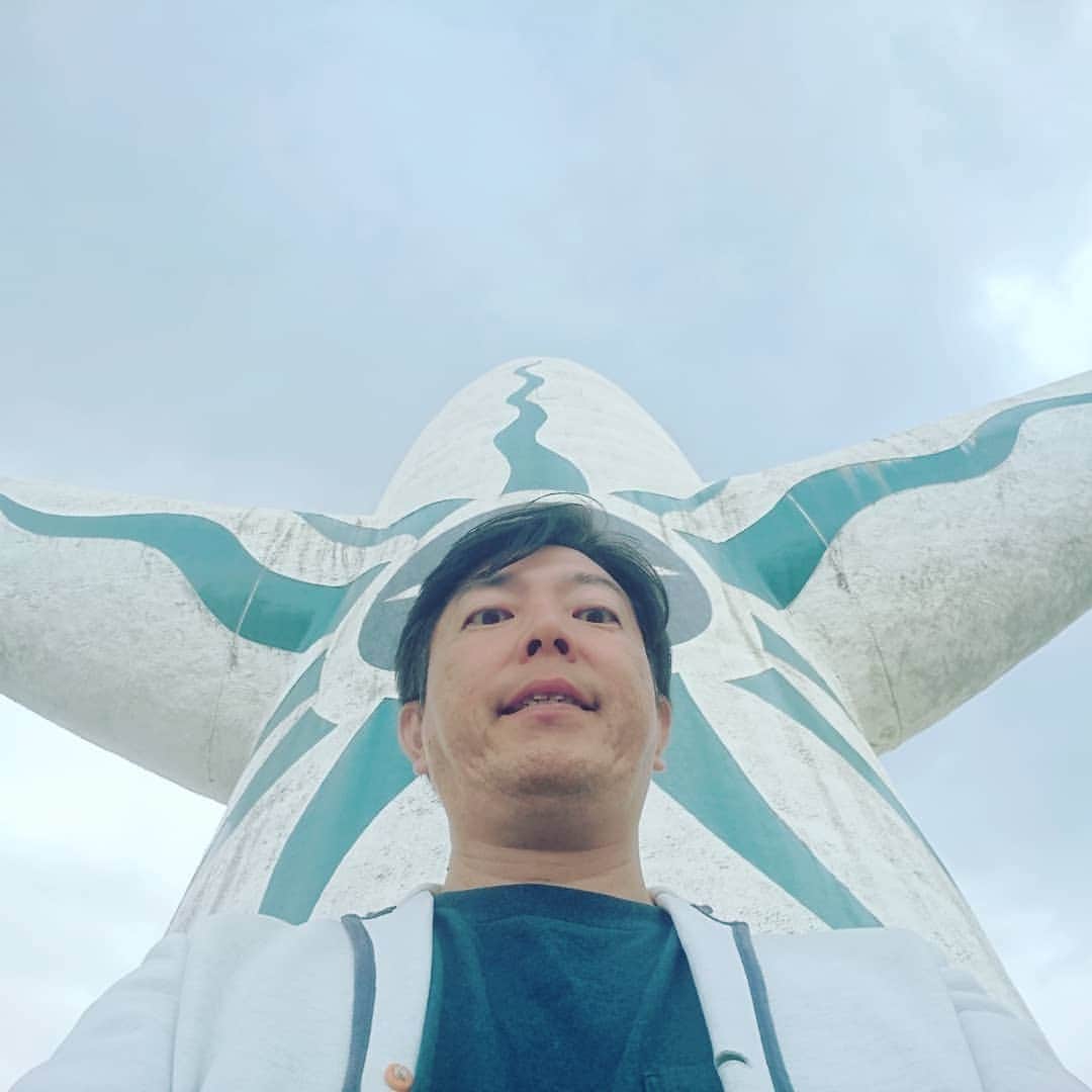 竹内弘一さんのインスタグラム写真 - (竹内弘一Instagram)「人生初！太陽の塔に入った！ 実家のすぐそばでしょっちゅう万博公園には来ていたけれど中は封印されていたので今回が初めて！生命への讃歌というか生きてる！ということがどれだけありがたいことなのか、生命の進化を見ながらいろいろ感じました！#太陽の塔 #岡本太郎 #京都府建設業協会 #バスツアー #芸術は爆発だ」10月27日 16時31分 - takeuchi_koichi