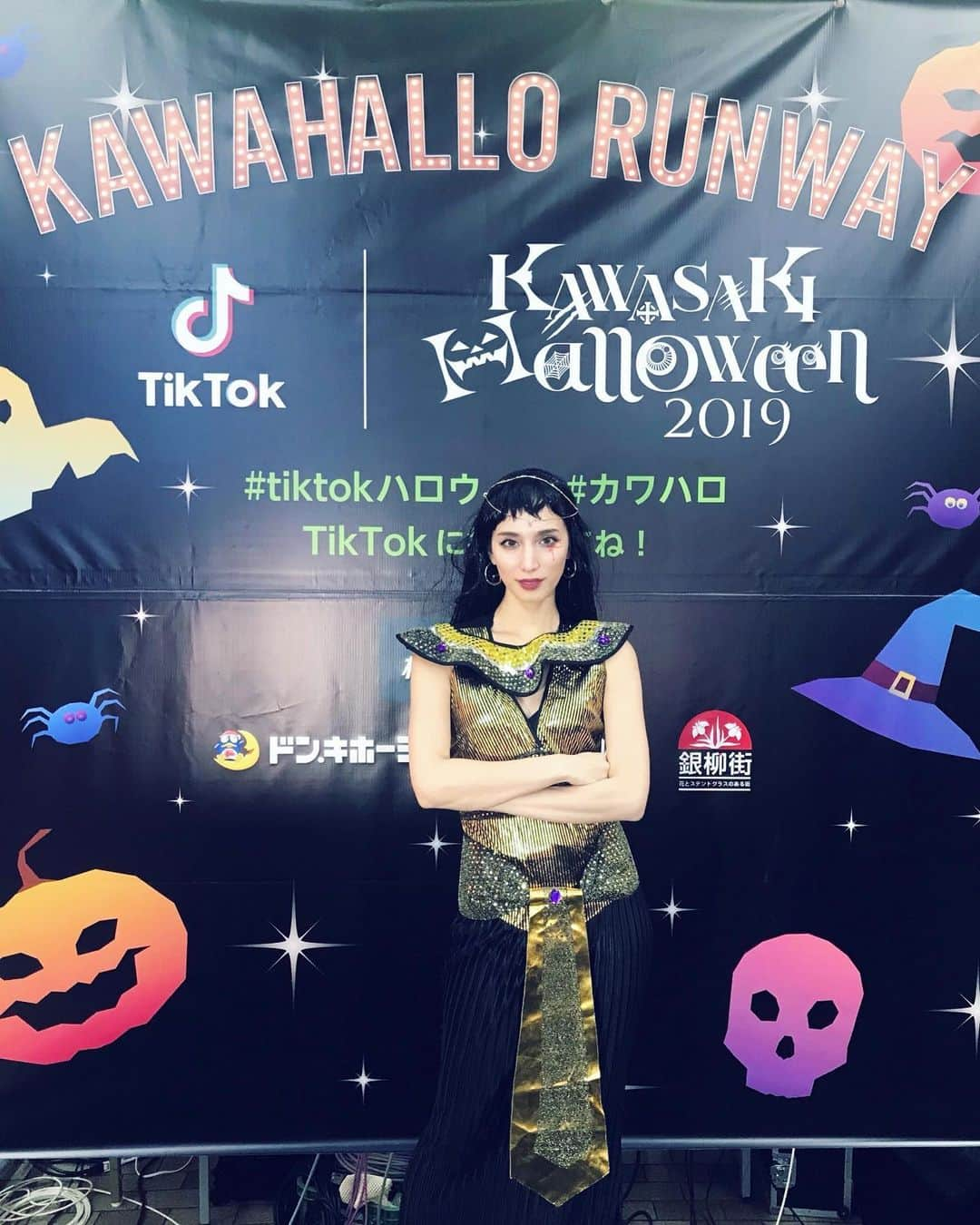 DJ MANAMI（松迫愛実）のインスタグラム：「カワハロ・ランウェイありがとうございました！ . . . #kawasakihalloween #kawasakihalloween2019 #kawahallo #halloween #dj #djmanami #femaledj #クレオパトラ  #ウィッグずれすぎて鉄腕アトム  #オン眉」