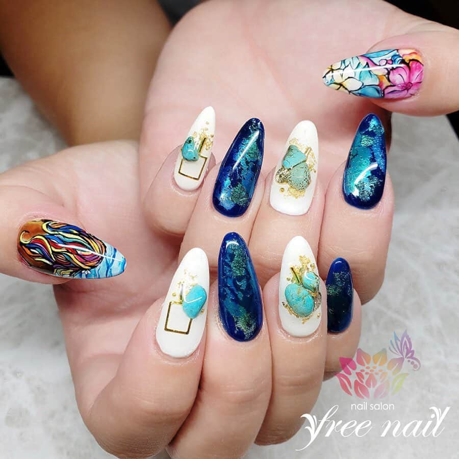 free nail フリーネイルのインスタグラム：「. お客様ネイル💅🏻🍇✨ . ターコイズネイル💎✨ . 親指アートがポイント👩🏻‍🎨🎨✨ . ご来店ありがとうございました🙇🏻‍♀️🙇🏻‍♀️🙇🏻‍♀️💗 . #ネイル #フリーネイル #ネイルアート #ジェルネイル #ネイルサロン #大阪ネイルサロン #ネイルデザイン #ネイルチェンジ #ターコイズネイル #天然石ネイル #メタリックネイル #手書きアート #ブルーネイル #ホワイトネイル #デザインネイル #トレンドネイル #ロングネイル #秋ネイル #美甲 #日式美甲 #日式美甲胶  #日本美甲师 #日本美甲老师  #美甲上课 #日本胶 #autumnnails #nailsart #nailsdid #newnails #freenail」