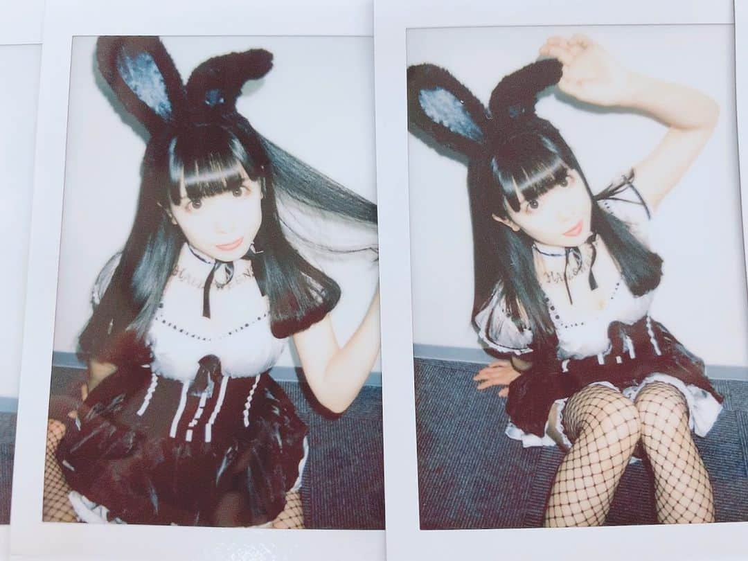 恋汐 りんごさんのインスタグラム写真 - (恋汐 りんごInstagram)「🖤 🐇 🖤 🐇  チェキくじ 本日18じ〜発売 (Ｕ ∩'ᴗ'///Ｕ)♡ #チェキくじ  #halloween  #halloweencostume  #malymoon  #japanesegirl  #japaneseidol  #恋汐りんご」10月27日 16時53分 - sioringogo