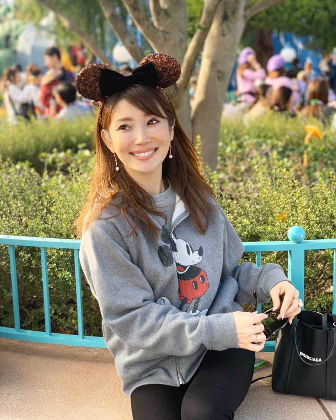 のインスタグラム：「・ ・ 約一年ぶりのディズニーランド˚⁎⁺˳✧༚ ・ ハロウィン直前で とっても賑わっていたディズニーラインだったけれど お天気もよく暖かくて最高のテーマパーク日和でした♬ ・ 仮装写真撮影目当てで来園する方も多いからかな？ 思ったよりアトラクションは混んでいなくて一日満喫♬ ・ しかしディズニーの仮装！ 皆さんクオリティが高すぎて キャストの方と間違えてしまうくらいでした笑！ ・ わたし達はというと… 仮装はせず昨年購入したミッキーパーカーを着まわし♬ ・ 多分これからもディズニーに行く時の衣装です！！笑 ・ ・ #tokyodisneyland #disneyland #disneyhalloween #disneyland #weekend #ディズニーランド #ディズニーハロウィン #週末 #行楽日和」