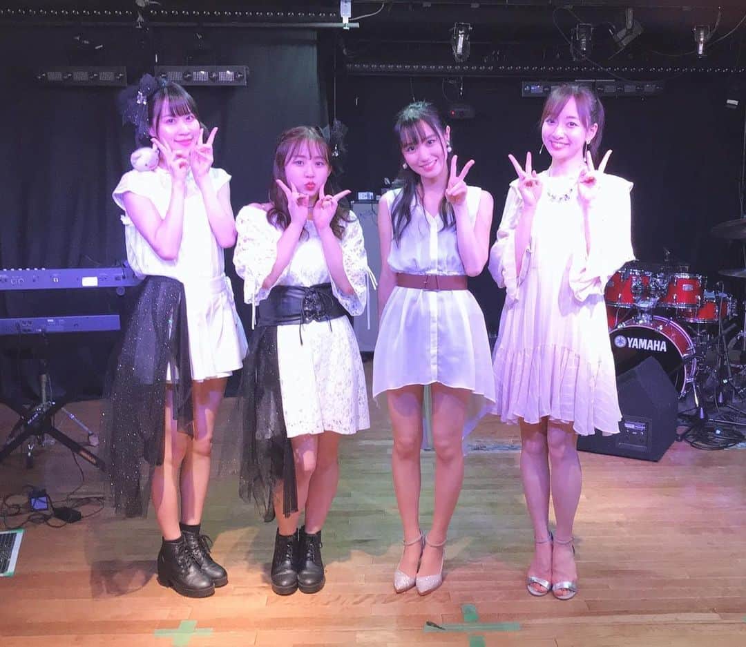 長谷川萌美さんのインスタグラム写真 - (長谷川萌美Instagram)「. . そして今月は #ビタスイ 大阪ライブ🎤🎹🎸でした！ . こうして大阪でライブ開催するのは二年振りでした！自作曲も沢山歌いオリジナル曲で盛り上がったりと楽しかったです❤️大阪に集まってくださった皆さん！アコースティックも立ち上がっての手拍子やお声も楽しかったです！！また一緒にライブしまししょう！♪♫♪♫ありがとうございました！ . #lovelys のおふたりと♡ 沢山笑ったなぁ。そういえば私と同じヘアアイロン注文してくださってたけど大丈夫だったかな☺︎ またご一緒したいです💕ありがとうございました！ . #前田のみたらし団子 #🍡 #💗 #live #大阪」10月27日 16時47分 - moemi_hasegawa
