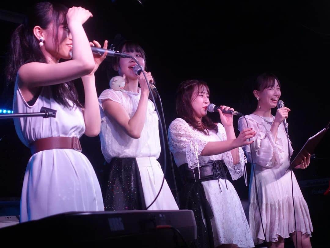 長谷川萌美さんのインスタグラム写真 - (長谷川萌美Instagram)「. . そして今月は #ビタスイ 大阪ライブ🎤🎹🎸でした！ . こうして大阪でライブ開催するのは二年振りでした！自作曲も沢山歌いオリジナル曲で盛り上がったりと楽しかったです❤️大阪に集まってくださった皆さん！アコースティックも立ち上がっての手拍子やお声も楽しかったです！！また一緒にライブしまししょう！♪♫♪♫ありがとうございました！ . #lovelys のおふたりと♡ 沢山笑ったなぁ。そういえば私と同じヘアアイロン注文してくださってたけど大丈夫だったかな☺︎ またご一緒したいです💕ありがとうございました！ . #前田のみたらし団子 #🍡 #💗 #live #大阪」10月27日 16時47分 - moemi_hasegawa