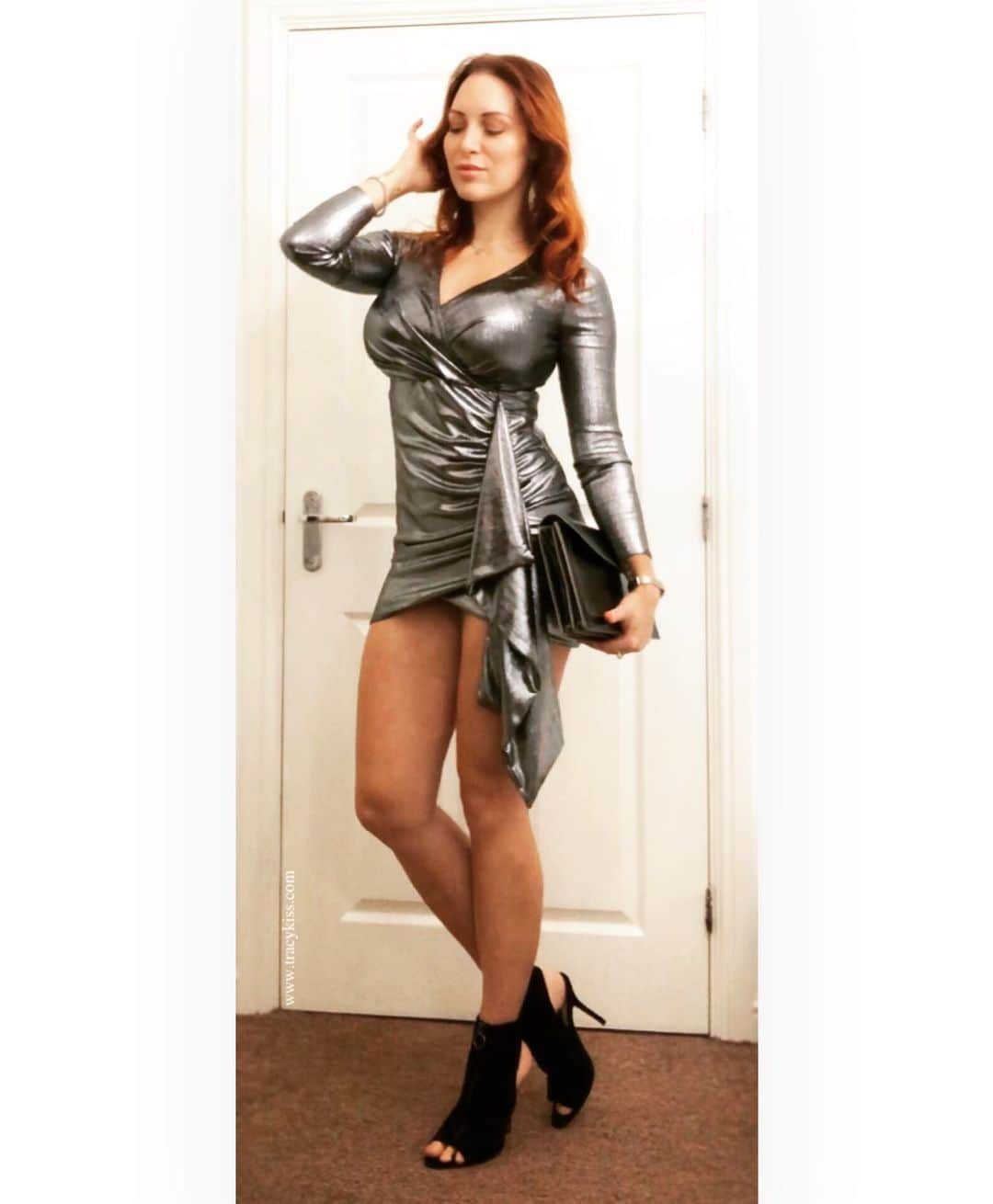 トレーシー・キスさんのインスタグラム写真 - (トレーシー・キスInstagram)「Rate my dress out of 10 for me please? What a weekend it’s been! Non-stop partying and I’ve not taken a single picture whilst I was out, but that’s the sign of having a really great time right? I wore this dress to Saturday nights film premiere for @thesevenfilm and literally jumped out of my seat when all of the creepy, scary evil stuff started happening - if you’re looking for a wicked Halloween movie then it’s definitely one to watch!  I’m fortunate to be friends with independent British film makers and I have absolutely loved being a part of their journey watching them grow, create and express such emotion whilst captivating audiences. I’m incredibly proud of everyone who has made this film such an epic legacy and honoured to have been included in the premiere to see the fruits of such labour unfold. An inspiration to us all to reach for the stars and achieve our dreams my darlings - you can have everything you want in life if you’re prepared to work hard enough for it 🌟  Dress: @femmeluxefinery ------------------------  #thesevenfilm #filmpremiere #partytime #dresstoimpress #tracykiss #gymlife #bodygoals #namaste #muscles #livingmybestlife #tattoo #healthy #happy #inspiration #gains #motivation #ootd #fashion #weightloss #fitness #success #girlpower #redhead #goodvibes #lotd #veganism #love #luxegal #fashion #fashionblogger」10月27日 16時55分 - tracykissdotcom