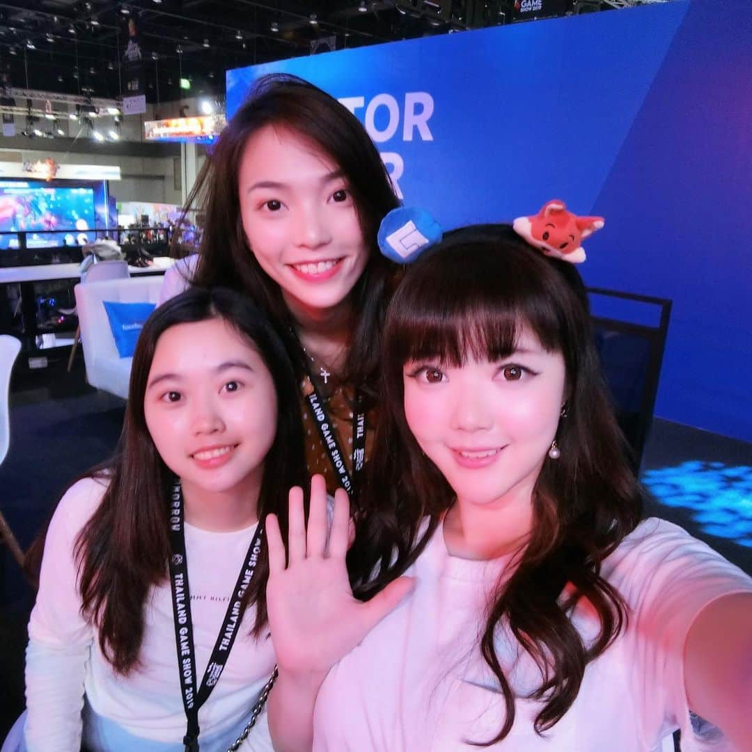 YingTzeさんのインスタグラム写真 - (YingTzeInstagram)「🌟 Thailand Game Show 2019 🌟 With @limcelyn & @viviantan95 from @egg_network ! Thank you so much for giving me the opportunity to represent Malaysia Facebook Gaming Creator and attend #tgs2019 ❤️ _ Thank you girls for taking good care of me and also thanks Vivian for practicing Crash Team Racing with me ! 😭 #blessed #facebookgaming #facebookgamingcreators #eggnetwork #thailandgameshow #ytzgaming」10月27日 16時56分 - yingtze