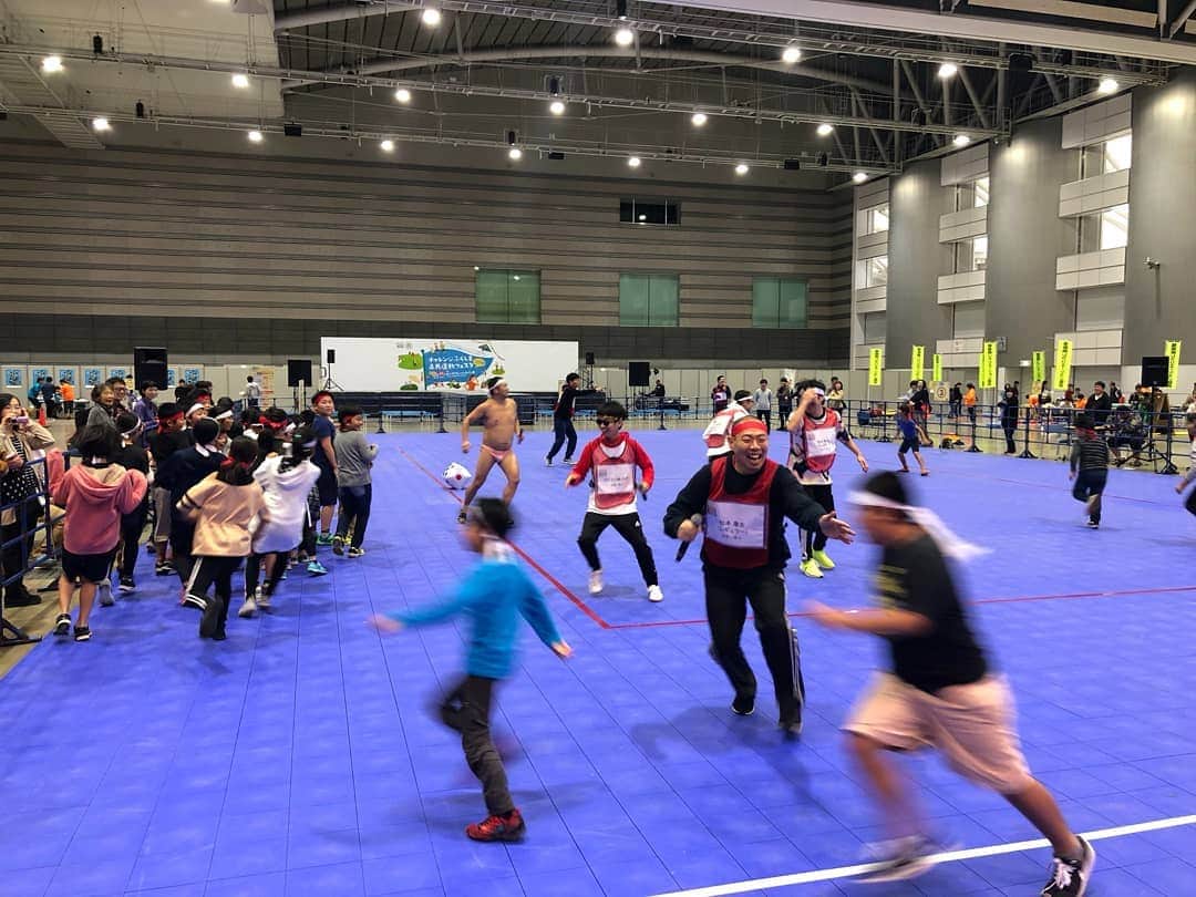 のインスタグラム：「今日は福島県で子供達と運動会♪『チャレンジふくしま県民運動フェスタ2019』フルーツバスケットや熱血ドッチビーや玉入れなどをしました(^○^) ・動画はドッチビーで僕がキャチするところをBKBちゃんが撮影してくれました＼(^o^)／！ #福島県 #福島 #運動会 #チャレンジふくしま #健康 #子供達 #フルーツバスケット #bkb #とにかく明るい安村 #ジョイマン #レギュラー #キクチウソツカナイ さん #レギュラー松本 #あるある探検隊」