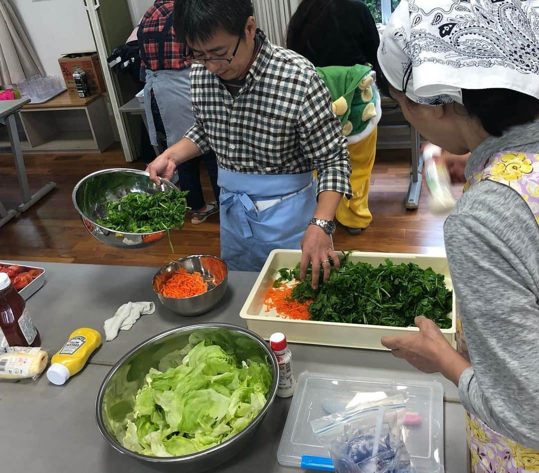 市井紗耶香さんのインスタグラム写真 - (市井紗耶香Instagram)「【なんとも素敵なご縁】  出身校のとなりで子ども食堂開催されているって お話を聞いて、迷わず『行ってみたい！』 幼少期の頃、寺子屋で近所のおじさんから算数を 教えてもらったこと、やさしく習字を教えてくれたおばさんの記憶を思い出した。  船橋市高根台の子ども食堂 『おむすび食堂』で地元の皆さん 子どもたちと一緒に楽しく美味しい ハロウィンパーティー🎃 『おむすび食堂』は人と人、 人と地域をむすぶ食堂を目指して 毎月第4日曜日に開催されています。  おむすびにパワーがあるように 人が握るのてあたたかな想いが込められる、そんな食堂であってほしいと 地域の子どもたちだけではなく、対象を限定せず誰でも迎入れてもらえる あたたかな食堂でした。  介護予防運動指導員として働く及川さん賛同のもと地域のお母さんお父さん方が子どもたちを見守り、かつ廃棄される食品のフードロスや制服のリユースの活動にも積極的に取り組まれています。  あたたかな幸せの輪がまたここに ありました。 地域の子どもたち、お年寄りの方が 笑顔が溢れるコミュニティって、 本当、素敵だなぁ。  及川さん、おむすび食堂スタッフの皆さん、参加してくれた子どもたち、 お父さんお母さん、 ありがとうございました！ 美味しかったです。 ごちそうさまでした。  また、すぐに！！！ #子ども食堂 #おむすび食堂 #市井紗耶香 #高根台 #フードロス  #制服バンク」10月27日 17時00分 - sayakaichii