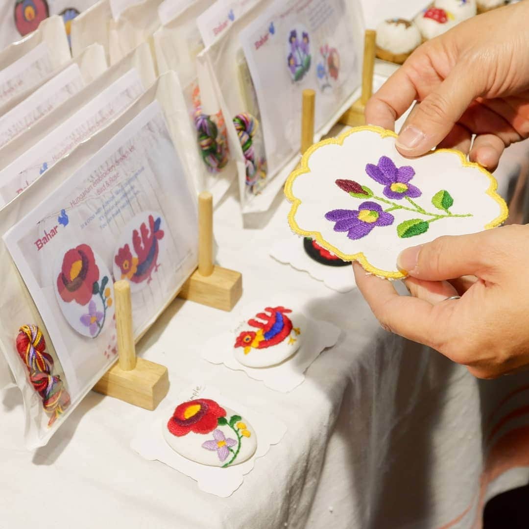 手紙社さんのインスタグラム写真 - (手紙社Instagram)「【「布博 in 台北」心安らぐ自然モチーフのデザインたちにご注目ください】 会場には花や自然の風景がモチーフになったデザインも数多く並びます。心安らぐもの、華やぐもの……季節の移ろいの中で目にする花や植物が様々な形で布やリボンの上に広がりました。ぜひ、あなたの気分にぴったりの一品をお選びくださいね。 . ▶中文介紹請見：@textilefabrics_taipei . 【布博 in 台北】 開催日：2019年10月26日（土）、27日（日） 会場：華山1914文化創意産業園区　西1号館 （台北市中正區八德路一段1號） 入場料：150元（小学生以下無料） . #手紙社#手紙舎#布博#布博in台北#台北#台湾#布雑貨#刺繍 #tegamisha#nunohaku#design#textile」10月27日 17時06分 - tegamisha
