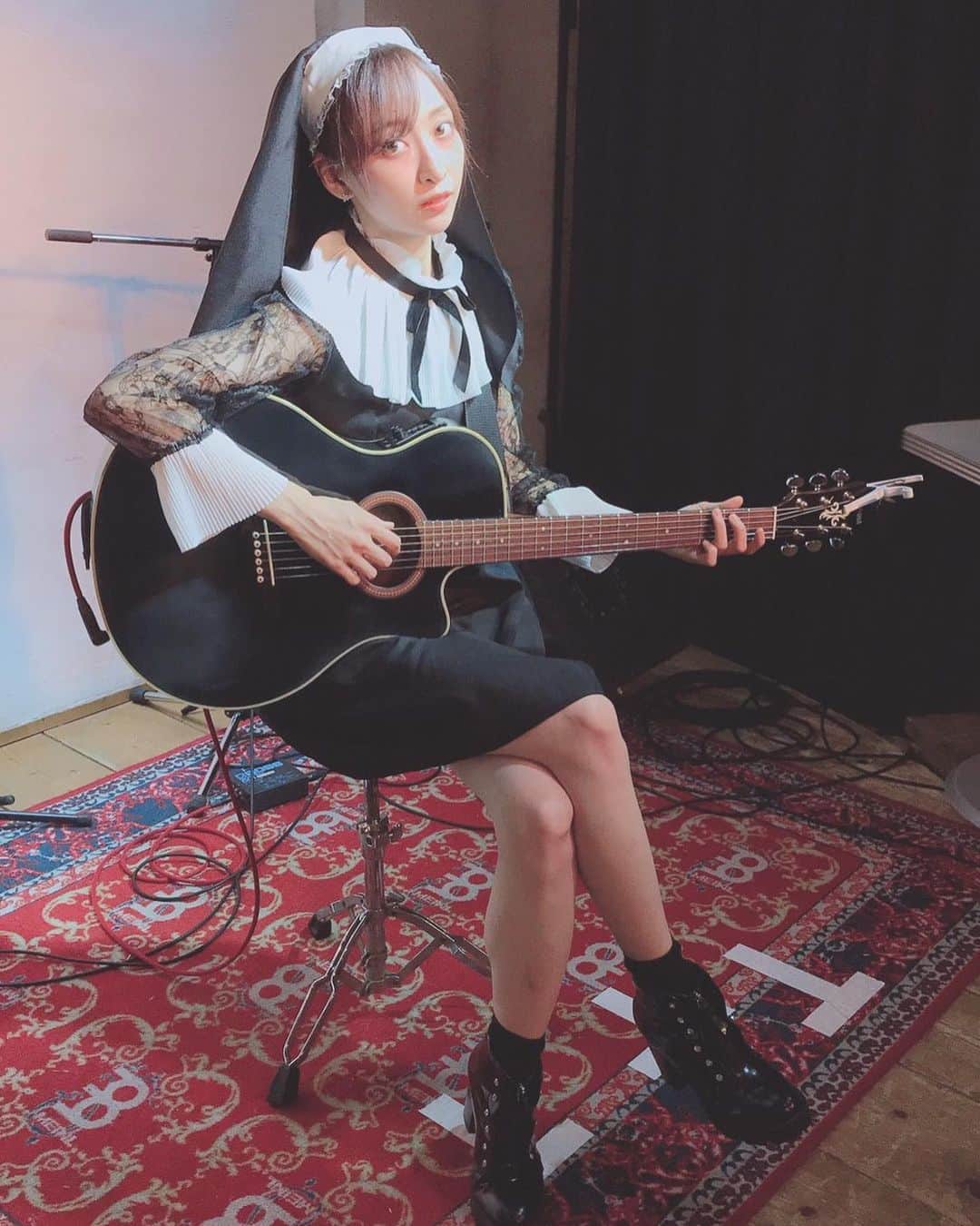 長谷川萌美さんのインスタグラム写真 - (長谷川萌美Instagram)「. 💀✝🎤️🥂✨ . .  #ビタスイ #ビタイベ #ライブ #下北沢 #下北沢comcafe音倉 #シスター #ハロウィン #アコギ #弾き語り #acousticguitar #sister #halloween」10月27日 17時15分 - moemi_hasegawa