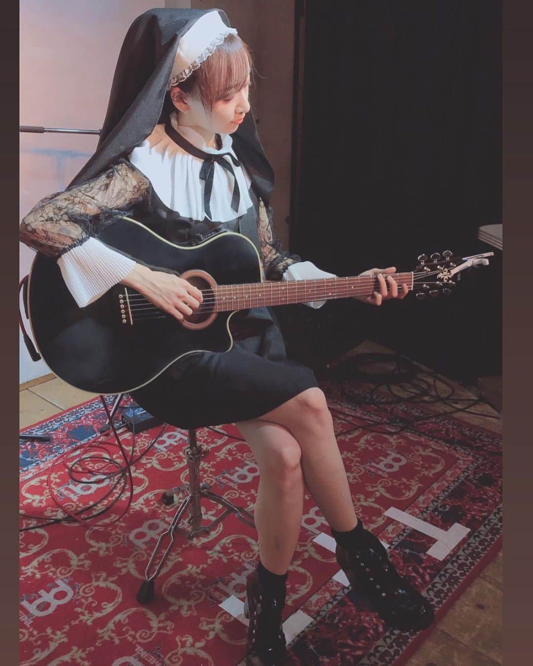 長谷川萌美さんのインスタグラム写真 - (長谷川萌美Instagram)「. 💀✝🎤️🥂✨ . .  #ビタスイ #ビタイベ #ライブ #下北沢 #下北沢comcafe音倉 #シスター #ハロウィン #アコギ #弾き語り #acousticguitar #sister #halloween」10月27日 17時15分 - moemi_hasegawa
