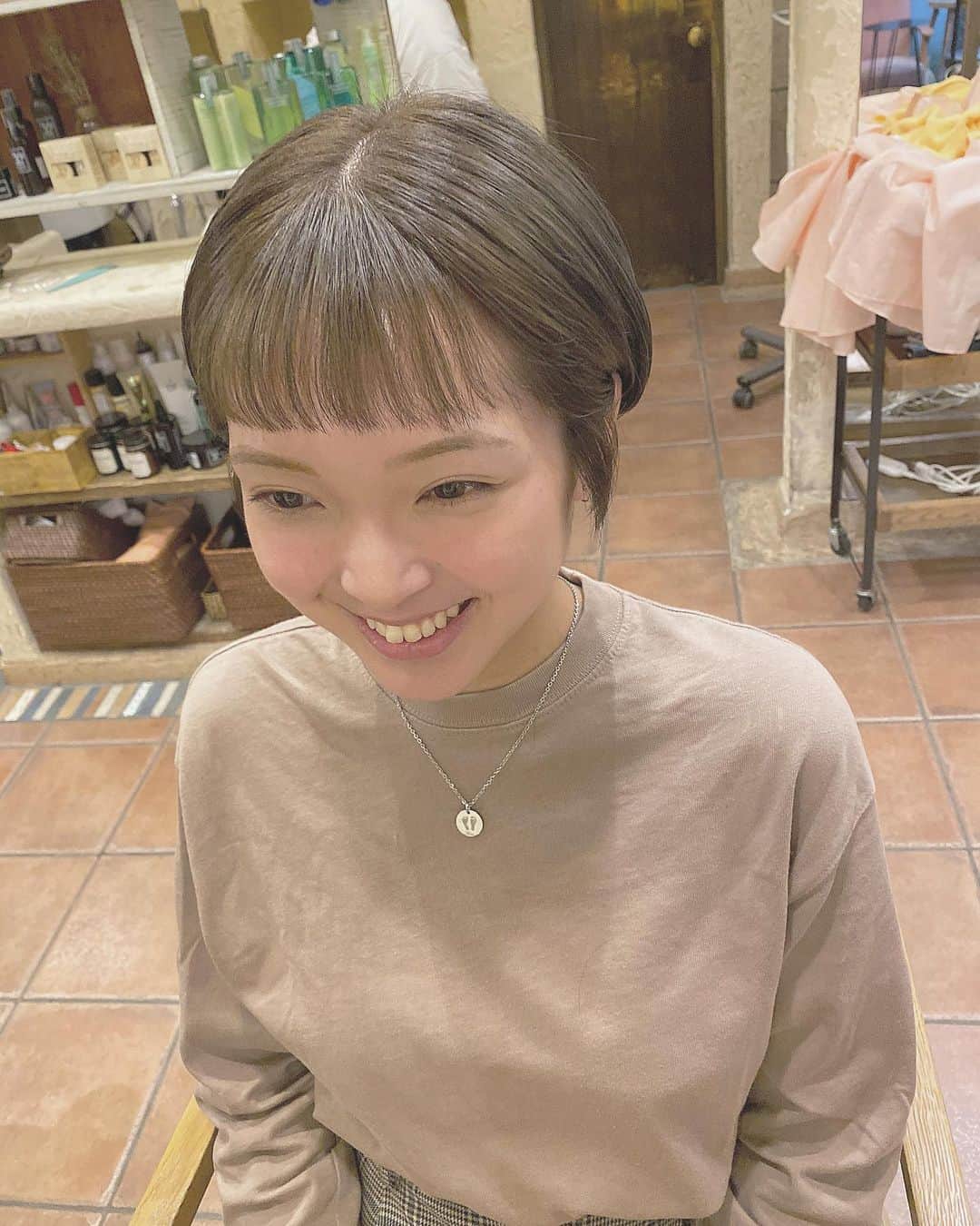 伊藤澄花のインスタグラム：「いつも可愛くしてくれてありがとう💕 ほんのりオリーブ可愛い！！！ 一気に冬ぽくなった👢 前髪はおかな見て切りたくなって 作ってもらいました〜😚 そして久々の1人でとても楽ちんだけど とてもさみしいねやっぱり😂💓 うちのお父さんありがとうね！ . .  #美容院 #髪の毛 #ショートカット #ショートヘア #オリーブカラー #暗めカラー #hair #shorthair #instagood #instagram #美容 #表参道 #girl #ママ　#オン眉」