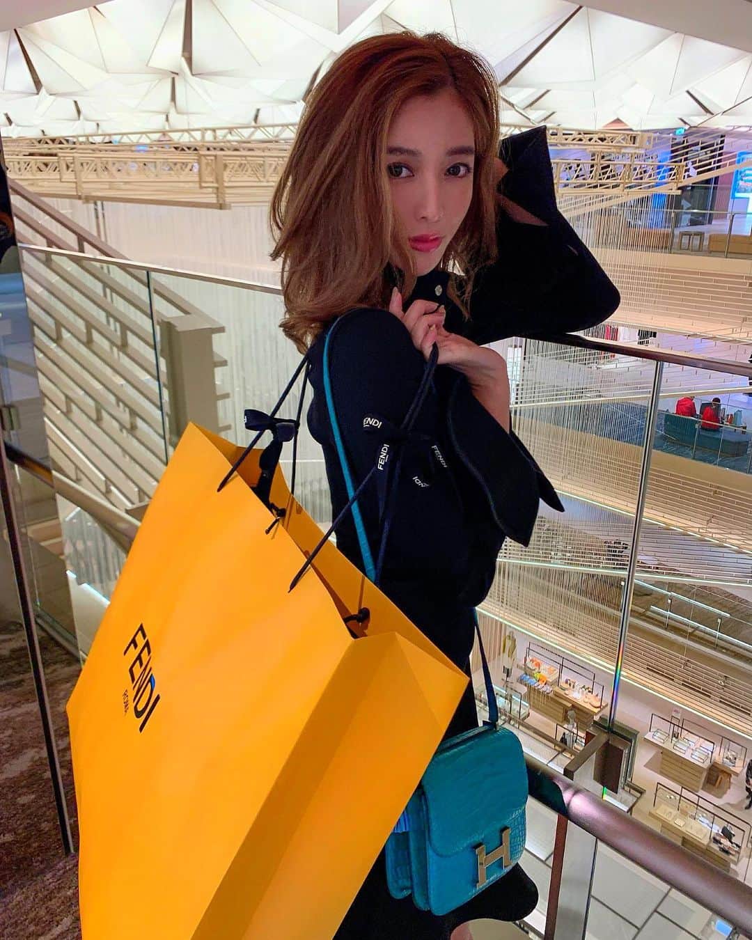 のインスタグラム：「-— Checked new collection #fendiprintson  Trendy things make me excited👨‍❤️‍💋‍👨Even if the things will not see the light of day next year. I'm sooo glad I was born a girl👸💗 -— FENDIのニッキーミナージュコラボの新作見てきたよ❤︎ 流行り物って来年きれないってわかっててどうして欲しくなるんでしょう😍🧡 -— #FENDI#fendicouture#fendilover  #hermesbag #hermesconstance #hermescroco #hermesconstance18#hermesconstance24#hermesconstanse#autumnfashion#autumnvibes🍁#shoppingday#iloveshopping #ginzasix#ginzatokyo  #フェンディ#コンスタンス#エルメス#秋服#秋服コーデ#秋ファッション」