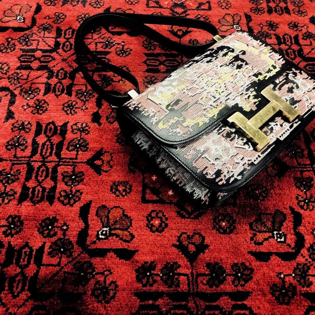 のインスタグラム：「The Vintage Iconic Hermes Bag X Jay Ahr Embroidery Collection « Persian Rug » - Act 3 1/1 Vintage Hermès Constance, size 24 Provenance: Paris, France - Year: 1970s  Muslim’ s influence of Shanghai #hermes #jayahr #jonathanriss #kelly #birkin #constance #hermes #bag #embroidery #sustainable #Art #iconsxjayahr #everyhumanisanartist #oneofakind #unique #lemondedeshc #persian #persianrug」