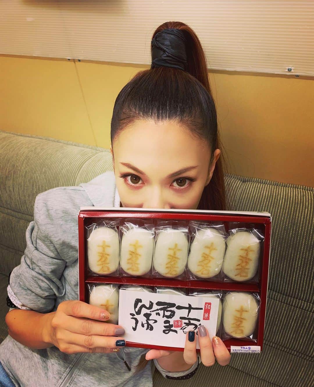 小柳ゆきのインスタグラム：「アリオ深谷リリイベ終了しました！ 駆けつけてくれた皆様、並んでくれた皆様、足を止めてくれた皆様、ありがとうございました✨ . 楽屋に埼玉人なら皆んなご存知、十万石饅頭をご用意して頂いてました!!! 美味しく頂きました〜😋 . . 次回のリリイベは… 11/2 滋賀県ピエリ守山 11/3 石川県イオンモールかほく  です！ お時間ある方は是非💕」