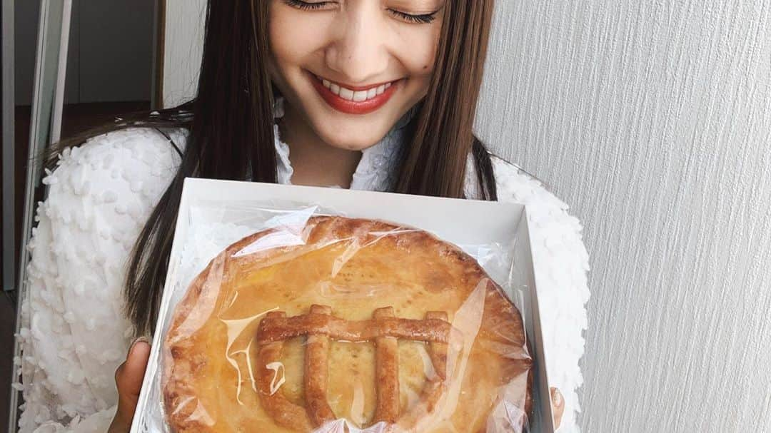 谷まりあさんのインスタグラム写真 - (谷まりあInstagram)「今日は鹿児島純心女子大学さんの学園祭にお邪魔してきました！🥺温かく迎えてくれて、手作りのアップルケーキを差し入れしてくれました🥺🥺💕とっっても美味しかったぁ🥺🥺たくさんトークショーに見にきてくれてありがとうございました！最後に校内も見に行けて、みなさんに会えてよかったし、久しぶりに学生気分を味わえました🙈💕💕 また鹿児島に来れますように🥺💕」10月27日 17時25分 - mariaaaa728