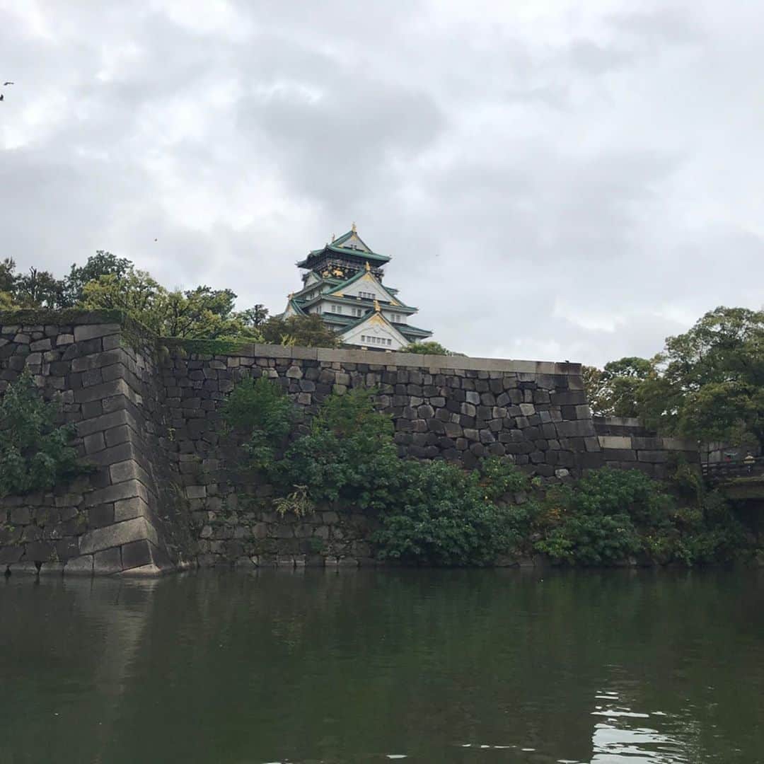 森遥香さんのインスタグラム写真 - (森遥香Instagram)「. お仕事で大阪に行っていました🚄 マネージャーさんと合流する前に時間があったので、 一人で大坂城へ🏯🏃‍♀️ 大坂城を訪れるのは10度目くらいですが、雨が降っていると石垣が濡れて色が深まりまた美しいんです。 石垣と雨の相性は最高です☺︎ . . ▶︎blouse(lpg812-0602)/ @lialapg . @joint_space #lialapg #liala_fashion #jointspace #pr #ottd #歴女 #城マニア #大坂城 #三国無双の天守と言われています #城の見える街に住みたい #マンホール .」10月27日 17時31分 - moriri_h