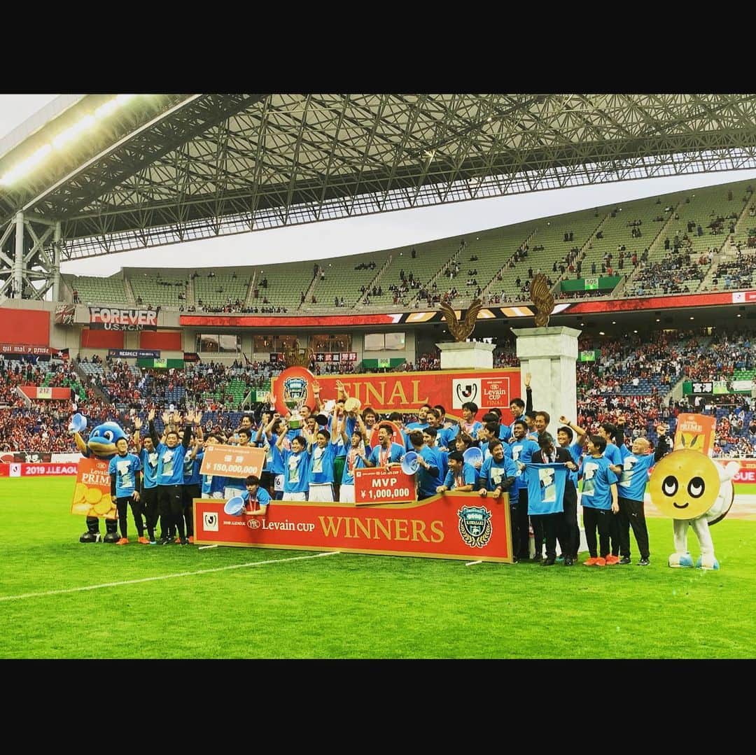 阿井莉沙のインスタグラム：「ＪリーグYBCルヴァン杯✨優勝🏆✨﻿ ﻿ 劇的な試合展開の中、手にすることができたタイトル。﻿ ﻿ これまで、悔しい想いをして見上げていた表彰台に笑顔で登る選手達の姿を見る事ができて本当に本当に嬉しかったです。﻿ ﻿ 最後まで諦めず、タイトルへの強い想いを持ち闘い続けてくれた選手、サポーター、チームに関わる全ての方の想いが形になった瞬間。﻿ ﻿ そんな最高の瞬間を共にすることができ幸せに思います。﻿ ﻿ ﻿ 川崎フロンターレに関わる皆さん🐬﻿ 本当におめでとうございます☺✨️﻿ ﻿ #frontale #川崎フロンターレ#川崎 #ルヴァン杯#今年は嬉し涙 #スキフロ#優勝 #今年の風呂桶は#食べられる桶#チョコの桶#フロンターレらしくて最高でした #最高のチームです🐬」