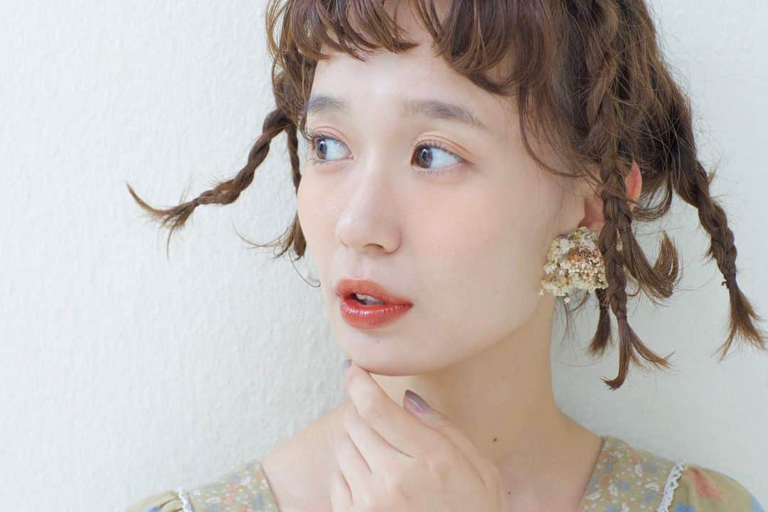 waco⭐️CHACOのインスタグラム：「Flower ear cuff🌷 新作片耳イヤーカフはプリザーブドフラワーを使ったとっても可愛いアクセサリーです。 蝶バネイヤリングを使ってるのであまり痛くありません⚡︎ お好きな位置につけて耳元を飾ってくださいね❣️ ・ ・ CHACO  ONLINE SHOP 10.29.TUE.21:00〜  model @shibasaaki  photo @eikoumaejiyu  hair @eight_hair  flower @wacochaco」