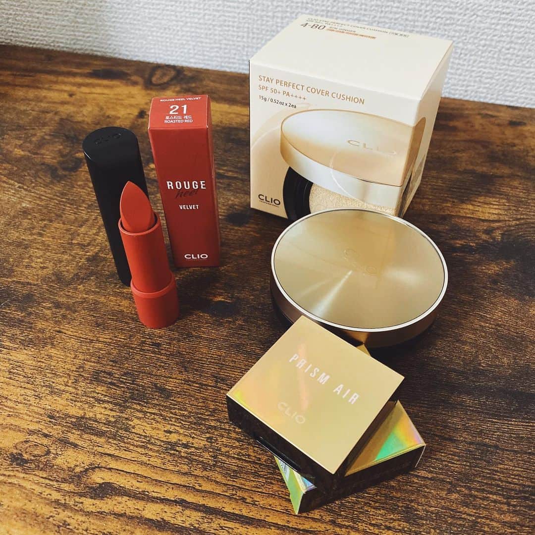 のインスタグラム：「2019.10.27 @clio_official のクッションファンデがずっと気になっていたので qoo10にあるclioの公式ショップで購入🛍 リフィル付きで更にリップやアイシャドウも付くという かなりお得なセットでした。 ちなみに#ステイパーフェクトカバークッション  なかなか良いぞ👍 ..... #cosmetics #cosme #stayperfectcovercushion #clio #コスメ #韓国コスメ #クッションファンデ #lisa教えてくれてありがとう」