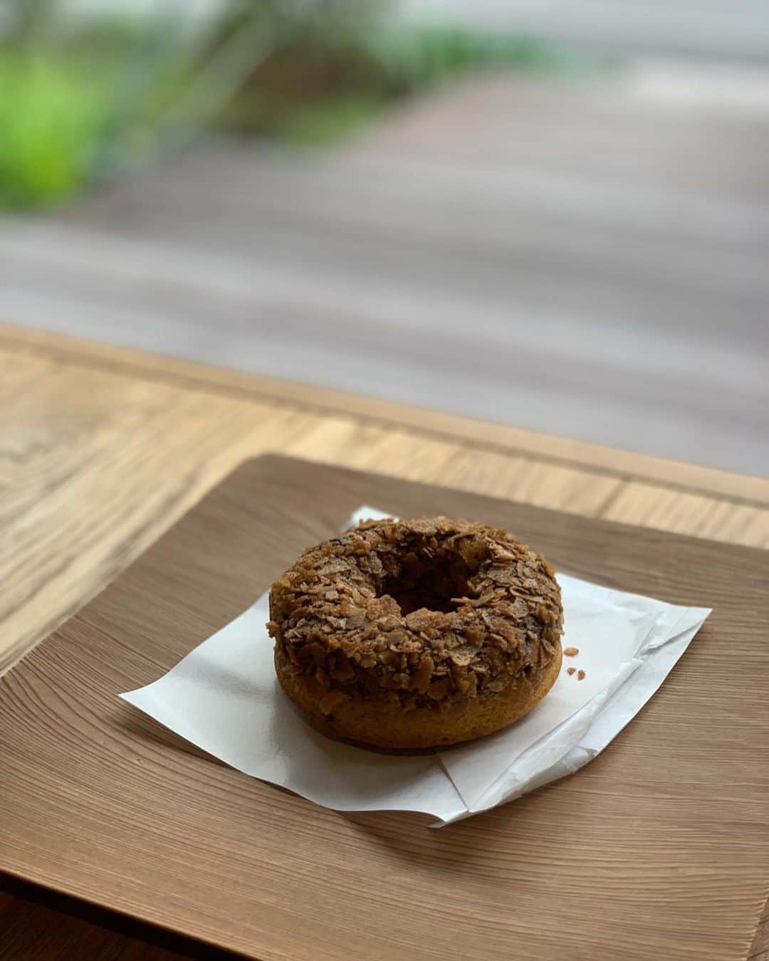 絵美里のインスタグラム：「@hocuspocus_donuts 🍩🍩☕️ . . . @hocuspocus_donuts が美味しくておやつにもぴったり☕️ 焼きドーナツや、蒸しドーナツもあるので少しヘルシーなのも嬉しい☺️ コーヒーは代々木公園にあるリトルナップコーヒースタンドのものだったよ☕️ . . . . . . #hocuspocus  #littlenapcoffee  #donuts  #永田町」
