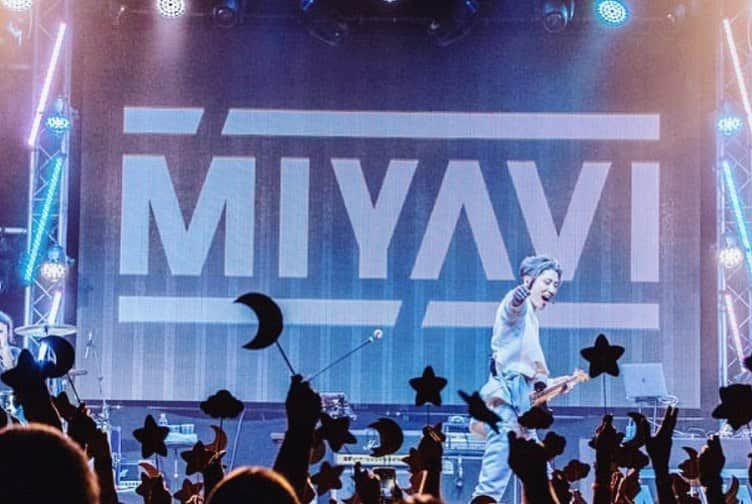 雅-MIYAVI-さんのインスタグラム写真 - (雅-MIYAVI-Instagram)「Completed the EU 2019 leg 🇪🇺 First of all, thank you to all who bought a ticket, came to our show, and rocked with us. You guys are beasts! (As always) ALSO local promoters, venue staff and the tour crew members who have worked so hard every single night for the shows. Thanks to you all giving me big smiles and the energy, I can slap the strings and fly high onstage even if my body is soar and feels heavy every night. 💪🏻💪🏻Thank you so so much. I love you all. Next, ASIA. BE READY!!!!! 🔥２０１９ヨーロッパ、完走！！！！チケットを買ってライヴに来てくれたみんな、各地のプロモーター、会場スタッフ、そして厳しいツアー行程の中、毎晩、頑張ってくれたツアークルーに改めて感謝します🙏🏻皆のおかげで僕はギターを弾きまくって、ステージ上で自由に、そして高く飛ぶことができます。本当にありがとう。たとえ体が痛かったり重くても、皆のとびっきりの笑顔とパワーをもらえるから毎日、毎ステージ頑張れます。次は、アジア編！ひきつづきがんばります‼️‼️😃💯 #NoSleepTillTokyo」10月27日 17時41分 - miyavi_ishihara