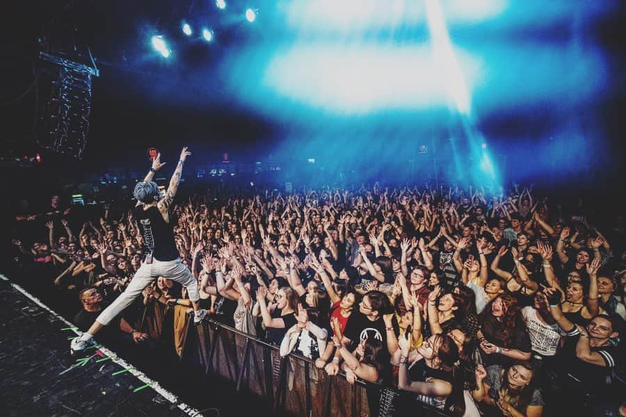 雅-MIYAVI-さんのインスタグラム写真 - (雅-MIYAVI-Instagram)「Completed the EU 2019 leg 🇪🇺 First of all, thank you to all who bought a ticket, came to our show, and rocked with us. You guys are beasts! (As always) ALSO local promoters, venue staff and the tour crew members who have worked so hard every single night for the shows. Thanks to you all giving me big smiles and the energy, I can slap the strings and fly high onstage even if my body is soar and feels heavy every night. 💪🏻💪🏻Thank you so so much. I love you all. Next, ASIA. BE READY!!!!! 🔥２０１９ヨーロッパ、完走！！！！チケットを買ってライヴに来てくれたみんな、各地のプロモーター、会場スタッフ、そして厳しいツアー行程の中、毎晩、頑張ってくれたツアークルーに改めて感謝します🙏🏻皆のおかげで僕はギターを弾きまくって、ステージ上で自由に、そして高く飛ぶことができます。本当にありがとう。たとえ体が痛かったり重くても、皆のとびっきりの笑顔とパワーをもらえるから毎日、毎ステージ頑張れます。次は、アジア編！ひきつづきがんばります‼️‼️😃💯 #NoSleepTillTokyo」10月27日 17時41分 - miyavi_ishihara