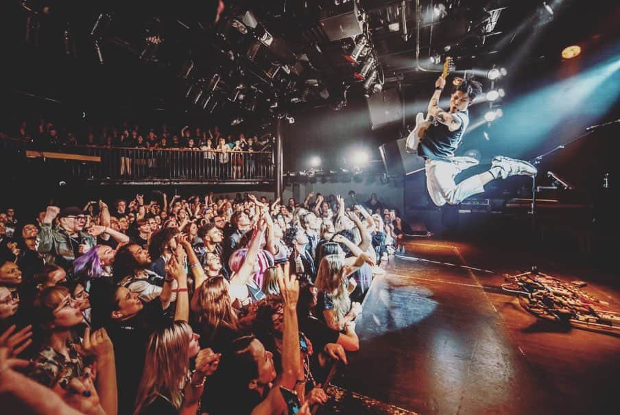 雅-MIYAVI-さんのインスタグラム写真 - (雅-MIYAVI-Instagram)「Completed the EU 2019 leg 🇪🇺 First of all, thank you to all who bought a ticket, came to our show, and rocked with us. You guys are beasts! (As always) ALSO local promoters, venue staff and the tour crew members who have worked so hard every single night for the shows. Thanks to you all giving me big smiles and the energy, I can slap the strings and fly high onstage even if my body is soar and feels heavy every night. 💪🏻💪🏻Thank you so so much. I love you all. Next, ASIA. BE READY!!!!! 🔥２０１９ヨーロッパ、完走！！！！チケットを買ってライヴに来てくれたみんな、各地のプロモーター、会場スタッフ、そして厳しいツアー行程の中、毎晩、頑張ってくれたツアークルーに改めて感謝します🙏🏻皆のおかげで僕はギターを弾きまくって、ステージ上で自由に、そして高く飛ぶことができます。本当にありがとう。たとえ体が痛かったり重くても、皆のとびっきりの笑顔とパワーをもらえるから毎日、毎ステージ頑張れます。次は、アジア編！ひきつづきがんばります‼️‼️😃💯 #NoSleepTillTokyo」10月27日 17時41分 - miyavi_ishihara