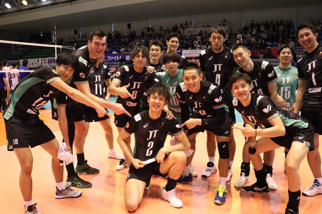 小野寺太志さんのインスタグラム写真 - (小野寺太志Instagram)「… vs  TORAY 3-0 WIN !!! 2勝目！ 今日も応援ありがとうございました😇 来週は福山でお待ちしてます🙆‍♂️ #1027 #jtthunders #JTサンダーズ広島 #Vリーグはバレーだよ #ひょっこりキャプテン」10月27日 17時43分 - taishi.o