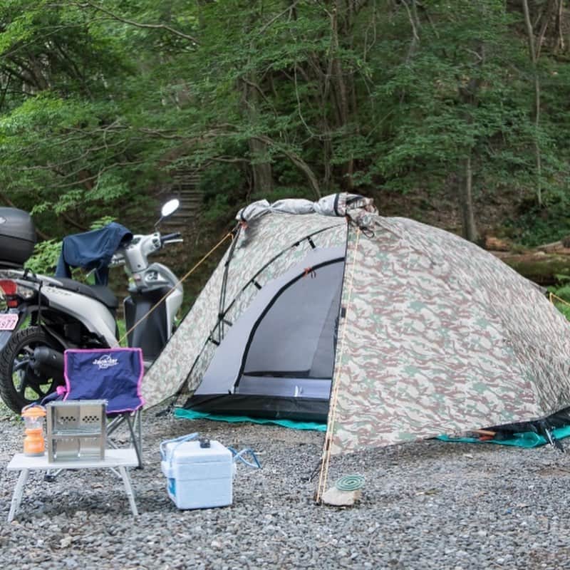 キャンプ情報サイト［ランタン］さんのインスタグラム写真 - (キャンプ情報サイト［ランタン］Instagram)「CAMP SMILE STYLE ／ はじめは不安でも踏み出したら 楽しかったバイクでソロキャンプ！ ＼ いろんなキャンパーのキャンプスタイルを現地取材と一般キャンパーからの投稿で数多く掲載してます。 . . 詳しくは @lantern.camp  webサイトをご覧ください . . #camp #camping #outdoor #travel #trip #lantern_smile #nature #キャンプ #キャンプ用品 #アウトドア #テント #自然 #旅行 #キャンプ初心者  #キャンプ好きな人と繋がりたい #マキノ高原キャンプ場 #コールマン #迷彩 #バイク #ソロキャンプ」10月27日 17時50分 - lantern.camp