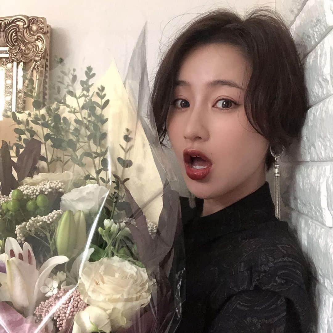のインスタグラム：「誕生日にもらった花束が今頑張って我が家でドライフラワーに生まれ変わってます💐 小さい頃、ドライフラワー作るのにハマってて、 土手で摘んできた草花をドライフラワーにしてたんやけど、 小学生の時に作ったやつがいまだに実家に飾られてるっていうねw  #花束　#ドライフラワー」
