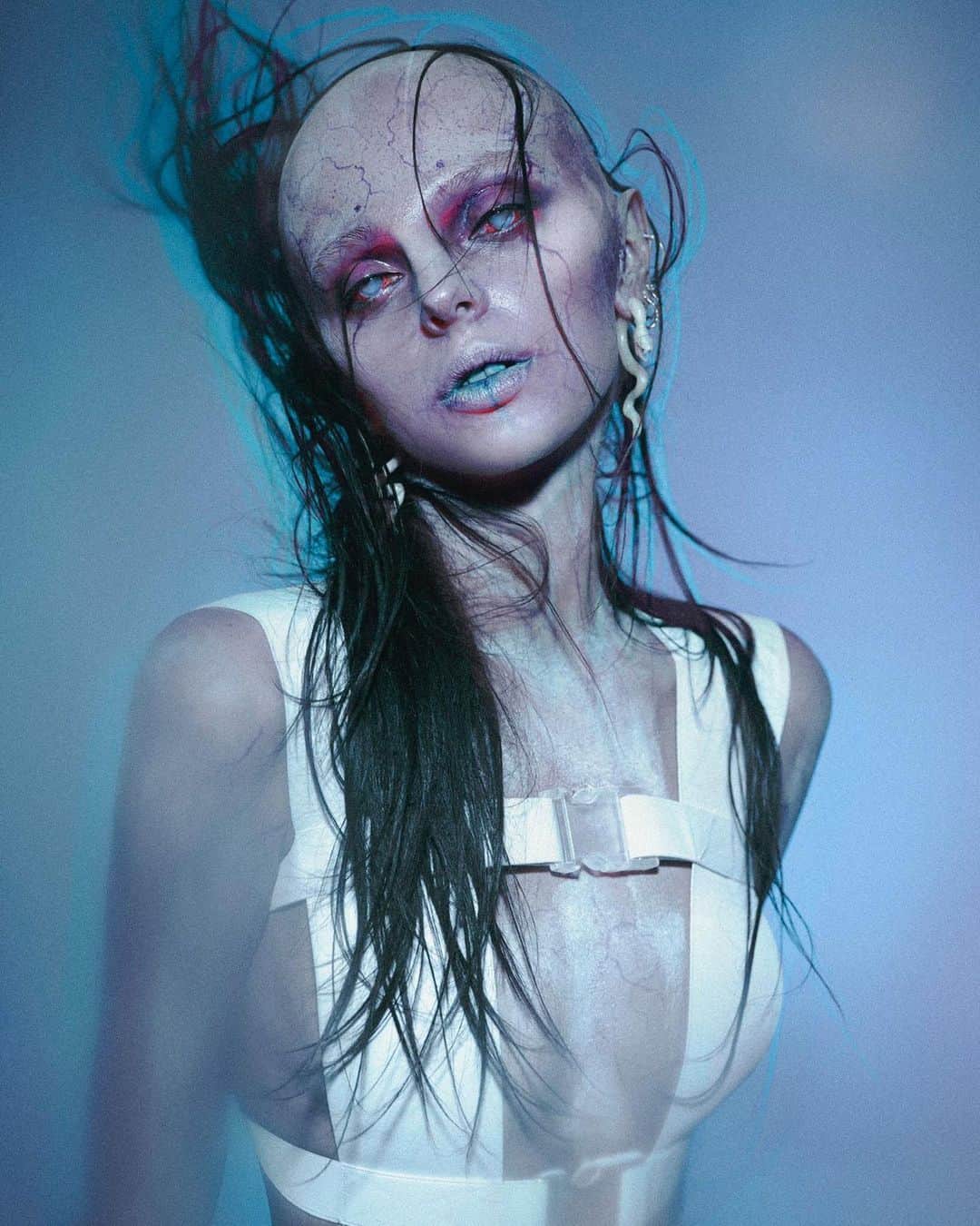 Amazing JIROさんのインスタグラム写真 - (Amazing JIROInstagram)「Here is my newest collab work with Yulia!  It is always exciting to work with Yulia because we create artwork together based on the inspiration or ideas that come up in our minds at the shoot.  I took part in hairstyle, SFX makeup for hand, and face & body paint for this work. Hope you guys like it!  SFX Makeup / Face & Body paint / Hair : #amazing_jiro Photo / Model : YULIA SHUR @s_h_u_r Studio : @kameidostudio.tokyo  #facepaint #bodypaint #bodypainting #paint #sfx #sfxmakeup #makeup #hair #mask #masks #halloween #halloweenmakeup #lenses #contactlens #dark #darkbeauty #art #artwork #artist #フェイスペイント #ボディペイント #特殊メイク #メイク #ヘア #マスク #ハロウィン #ハロウィンメイク #アート」10月27日 23時23分 - amazing_jiro