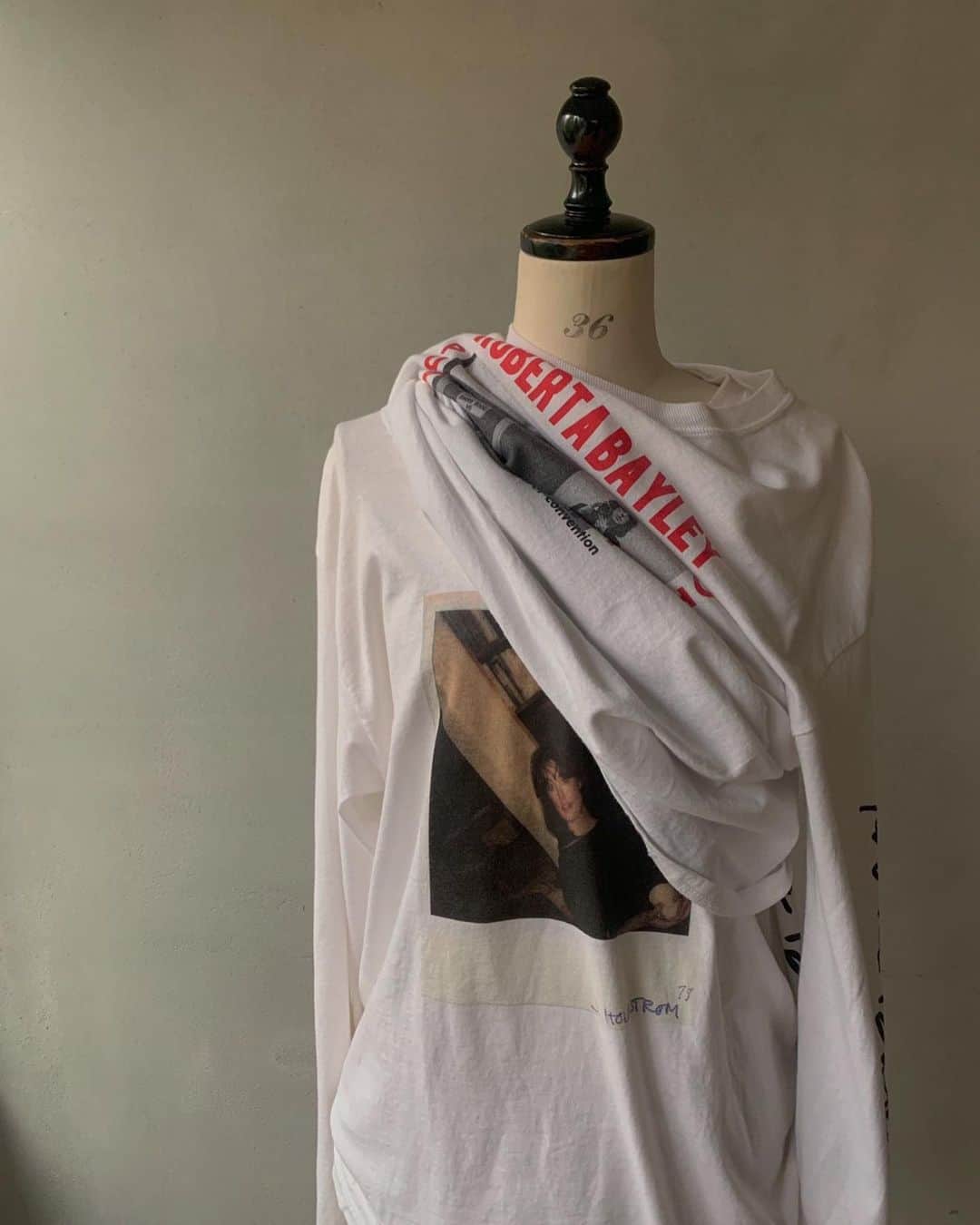 Ameri vintageさんのインスタグラム写真 - (Ameri vintageInstagram)「✔︎Restock 10.28(mon.)12:00 SELFIE ROBERTA BAYLEY TEE PHOTO ROBERTA BAYLEY TEE shop:WEBSTORE . #ameri #amerivintage #tshirt #shopping #fashion #japan #robertabayley」10月27日 18時03分 - amerivintage