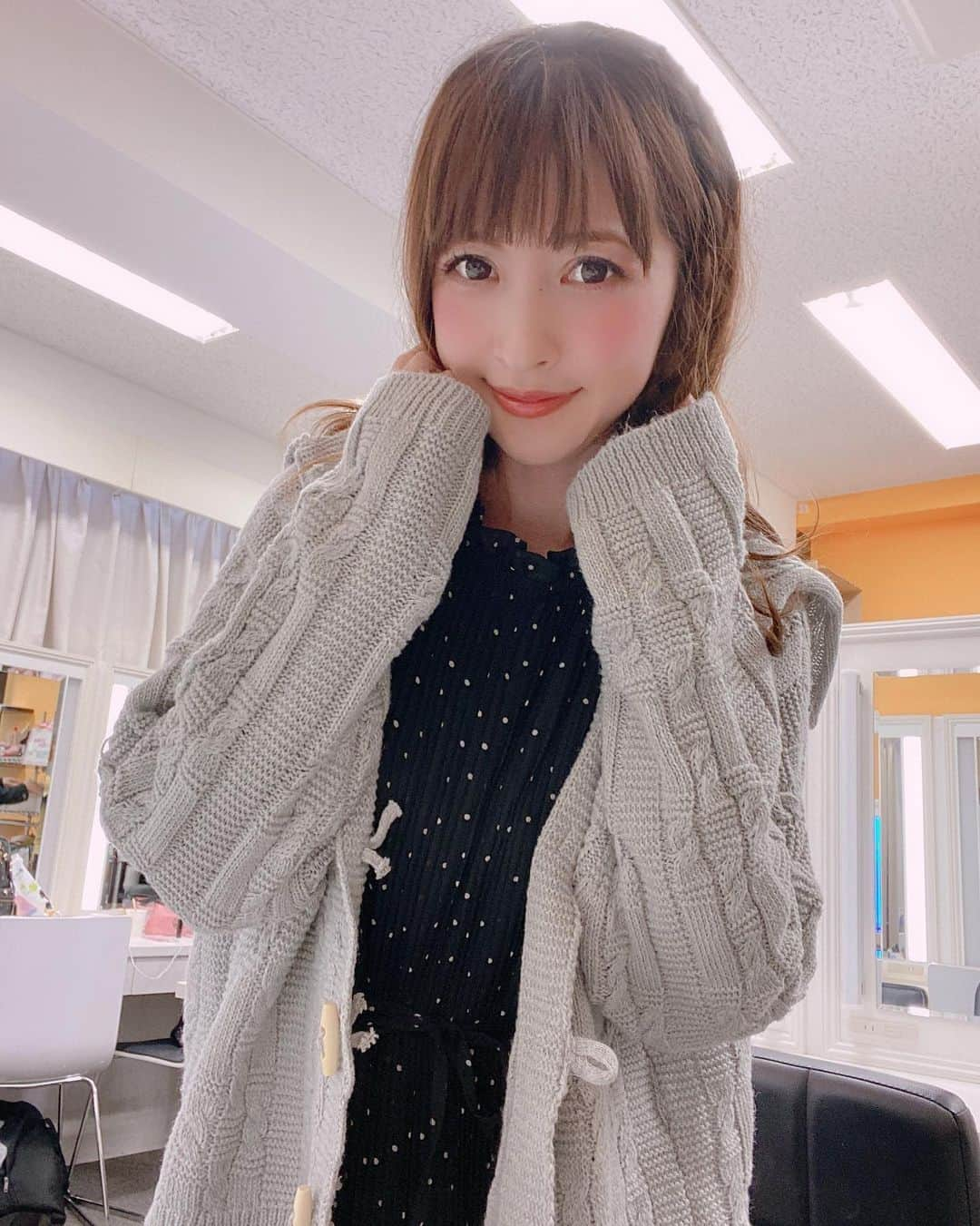 雨宮奈生さんのインスタグラム写真 - (雨宮奈生Instagram)「楽屋は盛れる 笑 カーディガン、オーバーサイズ的な感じでナチュラルに萌え袖になるの良き！  #雨宮奈生 . @17kg_official の！ . . . #グラビア #グラビアアイドル #フォローしてね #ファッション #おしゃれ好き #ワンピース #韓国ファッション #オーバーサイズ #カーディガン #ざっくりニットカーディガン  #ootd #portrait #model #gravure #idol #japanesegirl #shooting #bikinimodel #photosession #selfie #fashion」10月27日 17時56分 - naoamamiya