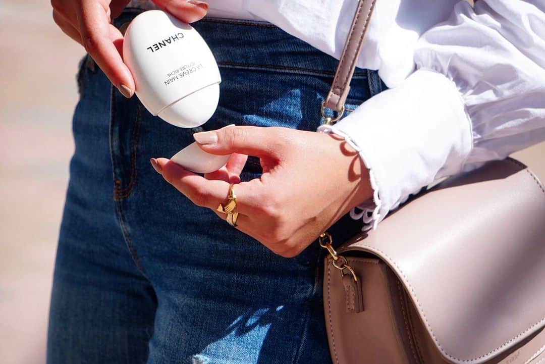 のインスタグラム：「My favorite. #cosmetics#handcream#chanel」
