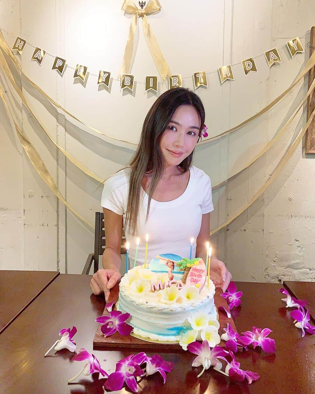 板橋瑠美さんのインスタグラム写真 - (板橋瑠美Instagram)「HBD♡﻿💋 ﻿ ﻿ 愛するFriends 美沙の誕生日のお祝い🎂﻿ ﻿ ﻿ ケーキは大好きなドルチェマリリッサで﻿ 今回もオーダーケーキを❣️﻿ ﻿ いつも私のわがままを聞いてくださって﻿ 思うようなデザインにしてくれて﻿ ありがとうございます💓﻿ ﻿ 友達の喜ぶ顔って幸せだよね((((･´ω`･))))﻿ ﻿ 美沙はお調子者で、Happyキャラだけど、﻿ みんなには明るく振る舞うけど実は繊細で悩み易くてすごい人間味のあるチャーミングなママ友♡﻿ ﻿ ﻿ ﻿ 今年も美沙の笑顔をたくさん見れる一年でありますように💓﻿ ﻿ ﻿ ﻿ #ハピバ　#ドルチェマリリッサ　#オーダーケーキ　#ドレスコード　#東堂リサ　#サーフオンザロングボード　#誕生日　#おめでとう　﻿」10月27日 18時05分 - rumi_official_0616