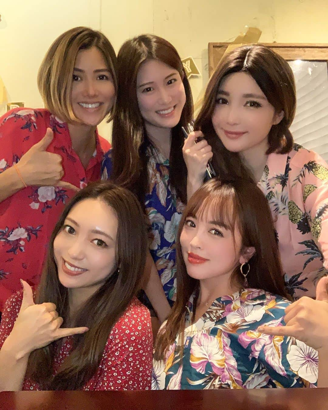 板橋瑠美さんのインスタグラム写真 - (板橋瑠美Instagram)「HBD♡﻿💋 ﻿ ﻿ 愛するFriends 美沙の誕生日のお祝い🎂﻿ ﻿ ﻿ ケーキは大好きなドルチェマリリッサで﻿ 今回もオーダーケーキを❣️﻿ ﻿ いつも私のわがままを聞いてくださって﻿ 思うようなデザインにしてくれて﻿ ありがとうございます💓﻿ ﻿ 友達の喜ぶ顔って幸せだよね((((･´ω`･))))﻿ ﻿ 美沙はお調子者で、Happyキャラだけど、﻿ みんなには明るく振る舞うけど実は繊細で悩み易くてすごい人間味のあるチャーミングなママ友♡﻿ ﻿ ﻿ ﻿ 今年も美沙の笑顔をたくさん見れる一年でありますように💓﻿ ﻿ ﻿ ﻿ #ハピバ　#ドルチェマリリッサ　#オーダーケーキ　#ドレスコード　#東堂リサ　#サーフオンザロングボード　#誕生日　#おめでとう　﻿」10月27日 18時05分 - rumi_official_0616