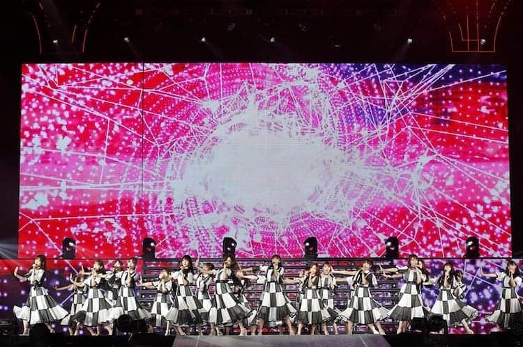 堀未央奈さんのインスタグラム写真 - (堀未央奈Instagram)「乃木坂46、上海を沸かせた初めて尽くしの新体制2DAYS公演 2019年10月27日 12:00  乃木坂46が10月25、26日に中国・上海メルセデス・ベンツアリーナで単独公演「NOGIZAKA46 Live in Shanghai 2019」を開催した。  昨年12月に上海メルセデス・ベンツアリーナで初の海外公演を行い、今回は日本人アーティスト初となる同会場での2DAYS公演を実施した乃木坂46。秋元真夏が新キャプテンとしてグループを牽引する初ライブとなったほか、最新シングル「夜明けまで強がらなくてもいい」のフロントメンバーである4期生の遠藤さくら、賀喜遥香、筒井あやめにとって初の海外公演となるなど、新体制の乃木坂46として初めて尽くしのライブとなった。  乃木坂46は最新シングルの表題曲「夜明けまで強がらなくてもいい」でライブをスタートさせ、「太陽ノック」「裸足でSummer」とアッパーなシングル楽曲を序盤にパフォーマンス。キャプテン秋元が「やって来ました、上海！ 昨年に続き今年は2DAYSの開催で本当にうれしいです！」と喜びを語り、参加メンバー24名が1人ずつ中国語で自己紹介を行った。その後、齋藤飛鳥がセンターを務める「シンクロニシティ」からユニットコーナーに突入し、アンダー楽曲2曲が披露された。  ライブ中盤にはチャイナドレス風の妖艶な衣装に着替えて「バレッタ」「気づいたら片想い」を披露。中国語堪能な2期生の山崎怜奈が「私たちの大切な1曲を披露します」と中国語で述べ、代表曲「君の名は希望」を中国語で歌唱すると、場内は感動的なムードに包まれた。彼女たちはさらに「インフルエンサー」「ガールズルール」「ジコチューで行こう！」「Sing Out！」とシングル表題曲を中心に披露し、観客をヒートアップさせてライブを終えた。そしてアンコールではオフィシャルグッズのTシャツに着替えたメンバーがステージに再登場。最後は日本でのライブ定番曲「乃木坂の詩」を中国のファンに届け、上海公演の幕を閉じた。 . 「NOGIZAKA46 Live in Shanghai 2019」2019年10月25日、26日 中国 上海メルセデス・ベンツアリーナ セットリスト  01. 夜明けまで強がらなくてもいい 02. 何度目の青空か？ 03. 太陽ノック 04. 裸足でSummer 05. 僕の思い込み 06. シンクロニシティ 07. 無表情 08. 言霊砲 09. せっかちなかたつむり 10. Threefold choice 11. ～Do my best～じゃ意味はない 12. ここにいる理由 13. バレッタ 14. 気づいたら片想い 15. 君の名は希望 16. インフルエンサー 17. 命は美しい 18. ありがちな恋愛 19. 制服のマネキン 20. 僕のこと、知ってる？ 21. ガールズルール 22. ジコチューで行こう！ 23. Sing Out！ ＜アンコール＞ 24. ロマンスのスタート 25. ダンケシェーン 26. 乃木坂の詩 https://natalie.mu/music/news/353075 #乃木坂46 #NOGIZAKA46LiveInShanghai2019 #メルセデスベンツアリーナ #上海 #堀未央奈 #HoriMiona #みおな #Nogizaka46 #1期生 #2期生 #3期生 #4期生 #岐阜県 #東京」10月27日 18時11分 - horimiona46