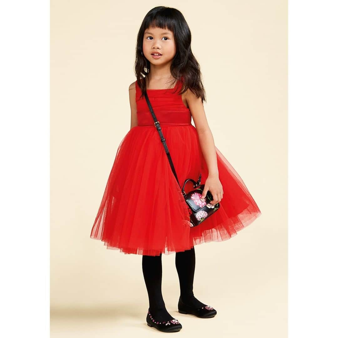 ドルチェ&ガッバーナさんのインスタグラム写真 - (ドルチェ&ガッバーナInstagram)「Inspired by the 50s, this light tulle red dress gives a charming touch to little girls .#DGBambino #DGFamily」10月27日 18時21分 - dolcegabbana