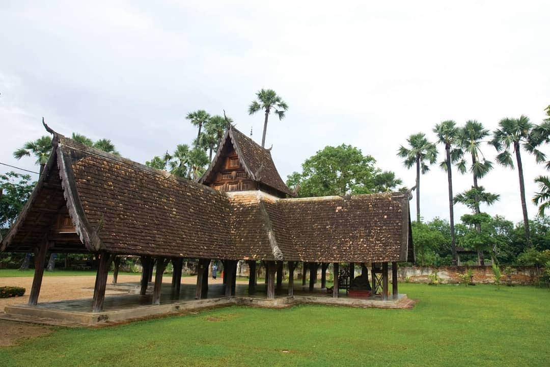 タイ国政府観光庁さんのインスタグラム写真 - (タイ国政府観光庁Instagram)「⠀ ／⠀ 🇹🇭タイでどこ行く❓⠀ 何する❓今月のオススメは...😎✨⠀ ＼⠀ ⠀ 📍チェンマイ⠀ 🌟今週のテーマ：今注目の観光スポット⠀ ⠀ 1858年に建立された「ワット・インタラーワート」は、タイ北部特有のランナー建築様式が見事な寺院🍁⠀ ⠀ 装飾や色彩、職人技など全てからランナー文化を感じることができます🧐✨⠀ 現在でも、植物や花などの自然のものをモチーフにした装飾が残り、訪れる人を魅了しています☺️💞⠀ ⠀ また、屋根付きの長い廊下と本堂の手前にあるパビリオンは原型をとどめていて見どころのひとつ❣️⠀ ⠀ 《アクセス》チェンマイ中心地から車で約30分🚗⠀ ⠀ ⠀ #タイ #チェンマイ #ワットインタラーワート #ワットトンクウェン #タイ寺院 #お寺巡り #ランナー文化 #フォトジェニック #こんなタイ知らなかった  #もっと知りタイ #タイ旅行 #チェンマイ旅行 #インスタ映え #ファインダー越しの私の世界 #旅好きな人と繋がりたい #旅行好きな人と繋がりたい #歴女 #タビジョ #thailand #chiangmai #wattonkwen #temple #amazingthailand #thailandtravel #thailandtrip #thai #thaistagram #lovethailand #thainess」10月27日 18時14分 - amazingthailandjp