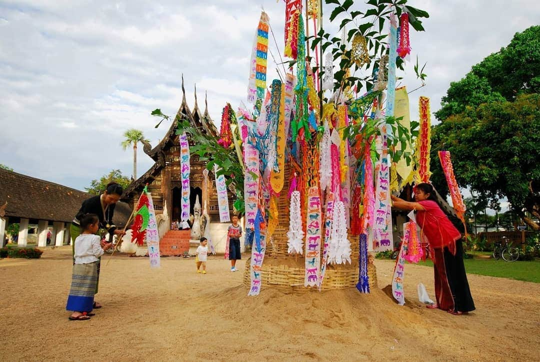 タイ国政府観光庁さんのインスタグラム写真 - (タイ国政府観光庁Instagram)「⠀ ／⠀ 🇹🇭タイでどこ行く❓⠀ 何する❓今月のオススメは...😎✨⠀ ＼⠀ ⠀ 📍チェンマイ⠀ 🌟今週のテーマ：今注目の観光スポット⠀ ⠀ 1858年に建立された「ワット・インタラーワート」は、タイ北部特有のランナー建築様式が見事な寺院🍁⠀ ⠀ 装飾や色彩、職人技など全てからランナー文化を感じることができます🧐✨⠀ 現在でも、植物や花などの自然のものをモチーフにした装飾が残り、訪れる人を魅了しています☺️💞⠀ ⠀ また、屋根付きの長い廊下と本堂の手前にあるパビリオンは原型をとどめていて見どころのひとつ❣️⠀ ⠀ 《アクセス》チェンマイ中心地から車で約30分🚗⠀ ⠀ ⠀ #タイ #チェンマイ #ワットインタラーワート #ワットトンクウェン #タイ寺院 #お寺巡り #ランナー文化 #フォトジェニック #こんなタイ知らなかった  #もっと知りタイ #タイ旅行 #チェンマイ旅行 #インスタ映え #ファインダー越しの私の世界 #旅好きな人と繋がりたい #旅行好きな人と繋がりたい #歴女 #タビジョ #thailand #chiangmai #wattonkwen #temple #amazingthailand #thailandtravel #thailandtrip #thai #thaistagram #lovethailand #thainess」10月27日 18時14分 - amazingthailandjp