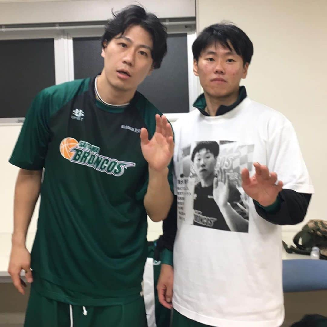 中村友也さんのインスタグラム写真 - (中村友也Instagram)「vs #金沢武士団 勝ち！ 連勝🙆‍♂️🏀 ホームコートを守る事ができました！ 昨日のMIPはリッキー👏🏻💕 今日のMIPは清水👏🏻💕 写真撮影での温度差は特に気にしないで下さい笑 (写真はブースターの方のを使わせていただきましたm(__)m) 清水Tシャツが大人気だとか🤔？ 2日間応援ありがとうございました！ #埼玉ブロンコス  #ホーム連勝 #3連勝 #所沢 #所沢市民体育館  #新所沢 #中村友也 #チョモ #感謝 #MIP #清水は元気です  #笑顔」10月27日 18時14分 - tomoya_nakamura19