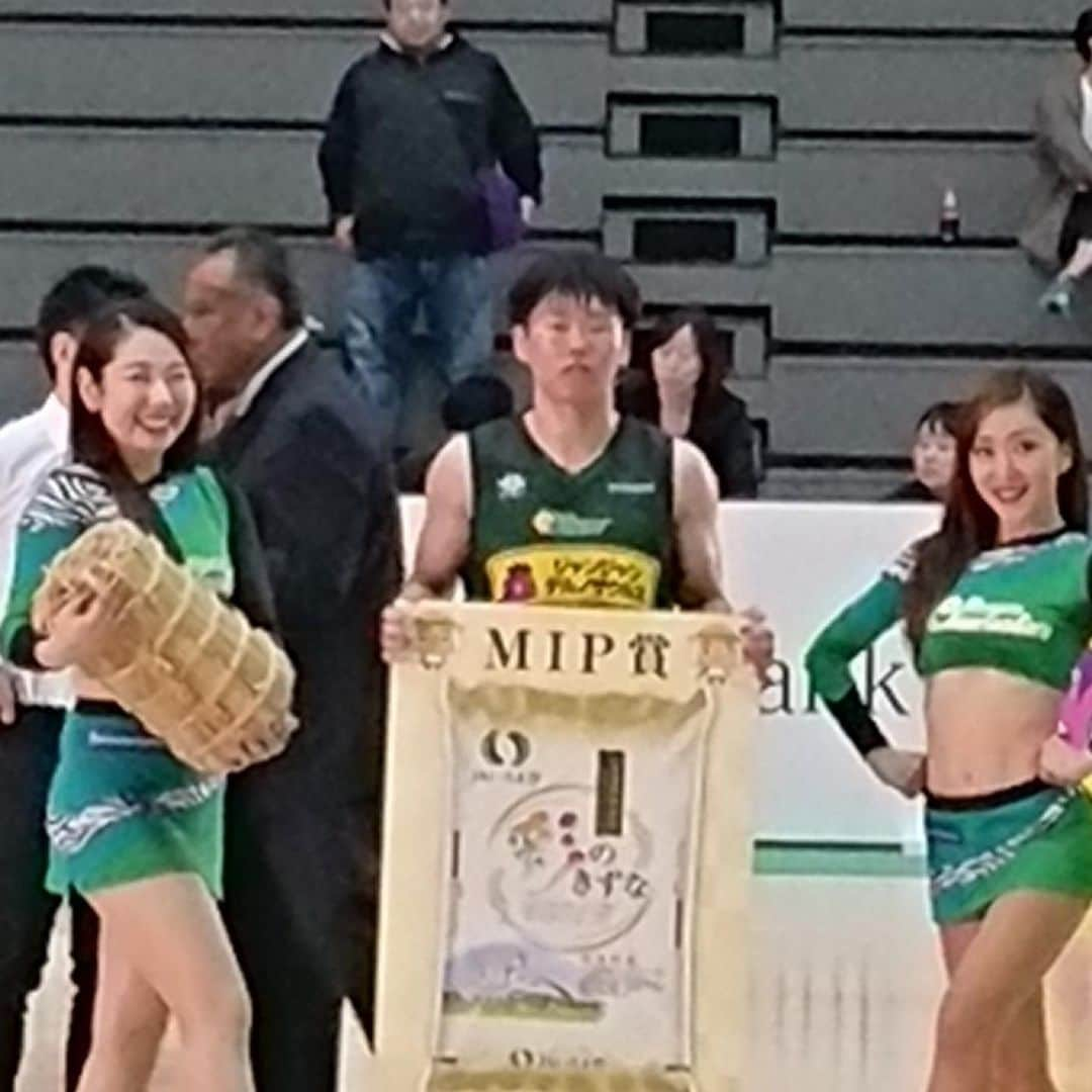 中村友也のインスタグラム：「vs #金沢武士団 勝ち！ 連勝🙆‍♂️🏀 ホームコートを守る事ができました！ 昨日のMIPはリッキー👏🏻💕 今日のMIPは清水👏🏻💕 写真撮影での温度差は特に気にしないで下さい笑 (写真はブースターの方のを使わせていただきましたm(__)m) 清水Tシャツが大人気だとか🤔？ 2日間応援ありがとうございました！ #埼玉ブロンコス  #ホーム連勝 #3連勝 #所沢 #所沢市民体育館  #新所沢 #中村友也 #チョモ #感謝 #MIP #清水は元気です  #笑顔」