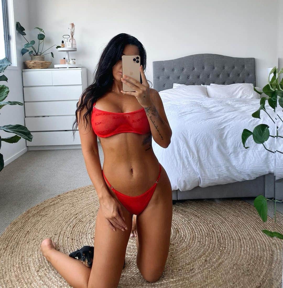 Steph Paccaさんのインスタグラム写真 - (Steph PaccaInstagram)「Hi new @loungeunderwear Bold mesh set, loveee ❤️ ps Louis little head in the second pic.. I can’t 😂🥰」10月27日 18時16分 - steph_paccaa