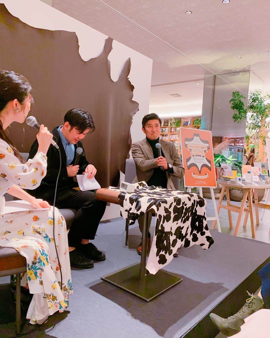 DJ MIYAさんのインスタグラム写真 - (DJ MIYAInstagram)「こんばんにゃーん❤️昨日は、11月3日【いいレザーの日】に先駆けて、二子玉川蔦屋家電 にてジャパンレザーの魅力をテーマに開催されたトークショーへ遊びに行ってきました～。💓 . .  講演者 Discover Japan 統括編集長 高橋俊宏さんと、 メソッド 代表 山田遊さん、さらに 皮の専門家の先生もいらして、革製品のお話をたっぷりと伺えました～～！⭐︎⭐️⭐︎ . .  日本の技術って、やはり細やかで凄いんですねーぇ！！💓 . 本物の、ワニ皮や、あざらしの皮とかも触ることができて楽しかった❤️(o^^o) .  ほかにもイベントがあるからチェックしてみてね♪💓 . LEATHER WORLD 2019 開催 . .  入場無料【日時】11日2日(土）-3日(日） 11時〜20時(ワークショップ 19:30まで）【場所】 スパイラルガーデン 東京都港区南青山5-6-23LEATHER WORLD 2019 . .  @ 大阪 大阪で初開催  入場無料 【日時】12日7日(土）-8日(日 ） 11時〜20時(ワークショップ 19:30まで） 【場所】グランフロント大阪 北館1F ナレッジプラザ11時〜20時(ワークショップ 19:30まで） ぜひチェックしてみてね♪❤️ . . .  #PR #レザーワールド2019 #leatherworld2019 # ジャパンレザー #japanleather #日本の革 #ファッション好き　#今日のコーデ #ワークショップ #workshop　#今日のファッション #touchleather　#ファッショニスタ　#ファッション大好き #表参道 #omotesando　#今日のコーディネート　 #表参道イベント #omotesandoevent　#旅インスタグラマー #スパイラルガーデン　#インスタグラマー　#インフルエンサー」10月27日 18時16分 - dj_miya