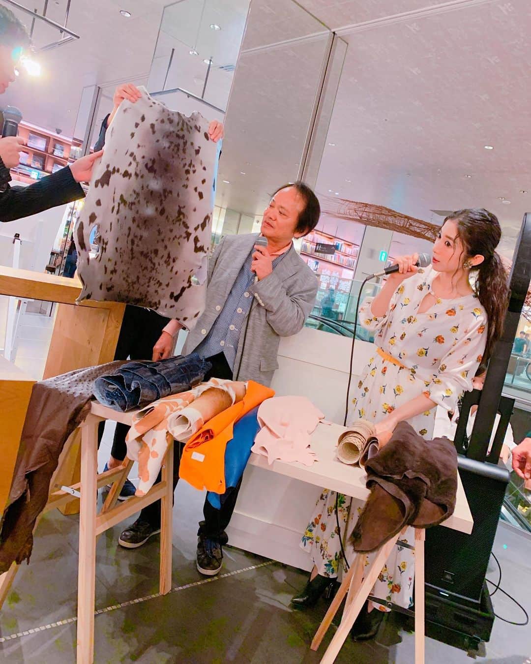 DJ MIYAさんのインスタグラム写真 - (DJ MIYAInstagram)「こんばんにゃーん❤️昨日は、11月3日【いいレザーの日】に先駆けて、二子玉川蔦屋家電 にてジャパンレザーの魅力をテーマに開催されたトークショーへ遊びに行ってきました～。💓 . .  講演者 Discover Japan 統括編集長 高橋俊宏さんと、 メソッド 代表 山田遊さん、さらに 皮の専門家の先生もいらして、革製品のお話をたっぷりと伺えました～～！⭐︎⭐️⭐︎ . .  日本の技術って、やはり細やかで凄いんですねーぇ！！💓 . 本物の、ワニ皮や、あざらしの皮とかも触ることができて楽しかった❤️(o^^o) .  ほかにもイベントがあるからチェックしてみてね♪💓 . LEATHER WORLD 2019 開催 . .  入場無料【日時】11日2日(土）-3日(日） 11時〜20時(ワークショップ 19:30まで）【場所】 スパイラルガーデン 東京都港区南青山5-6-23LEATHER WORLD 2019 . .  @ 大阪 大阪で初開催  入場無料 【日時】12日7日(土）-8日(日 ） 11時〜20時(ワークショップ 19:30まで） 【場所】グランフロント大阪 北館1F ナレッジプラザ11時〜20時(ワークショップ 19:30まで） ぜひチェックしてみてね♪❤️ . . .  #PR #レザーワールド2019 #leatherworld2019 # ジャパンレザー #japanleather #日本の革 #ファッション好き　#今日のコーデ #ワークショップ #workshop　#今日のファッション #touchleather　#ファッショニスタ　#ファッション大好き #表参道 #omotesando　#今日のコーディネート　 #表参道イベント #omotesandoevent　#旅インスタグラマー #スパイラルガーデン　#インスタグラマー　#インフルエンサー」10月27日 18時16分 - dj_miya