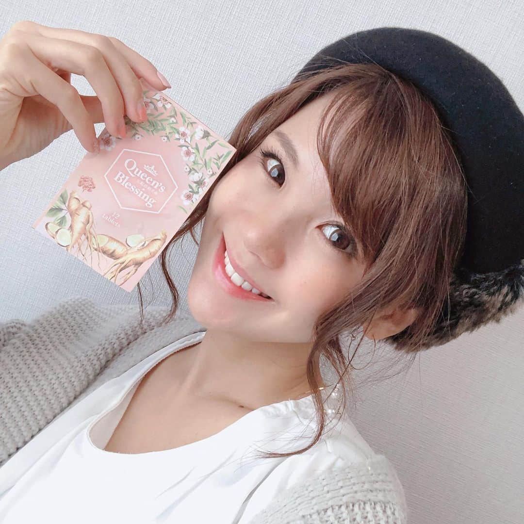 のインスタグラム：「😋💕 ・ 太りやすい体質の私… 年々キープできなくなってきた💦 ・ 小さな子どもがいると なかなか運動できないし サプリは欠かせない😐💗 ・ １日２粒飲むだけの お手軽なダイエットサプリ✨ #王妃のめぐみ　🙌  飲みやすいタブレット型で パッケージも可愛い😁💕 ・ 王妃のめぐみに含まれる成分が 「やせホルモン」と呼ばれる GLP-1に働きかけてくれるんだって👀 ・ 自然と食欲を抑えてくれるし ダイエット中に不足しがちな 栄養を補ってもくれる💗 優秀ですな😂 ・ #FANSOL #ファンソル #ダイエットサプリメント #ダイエット」